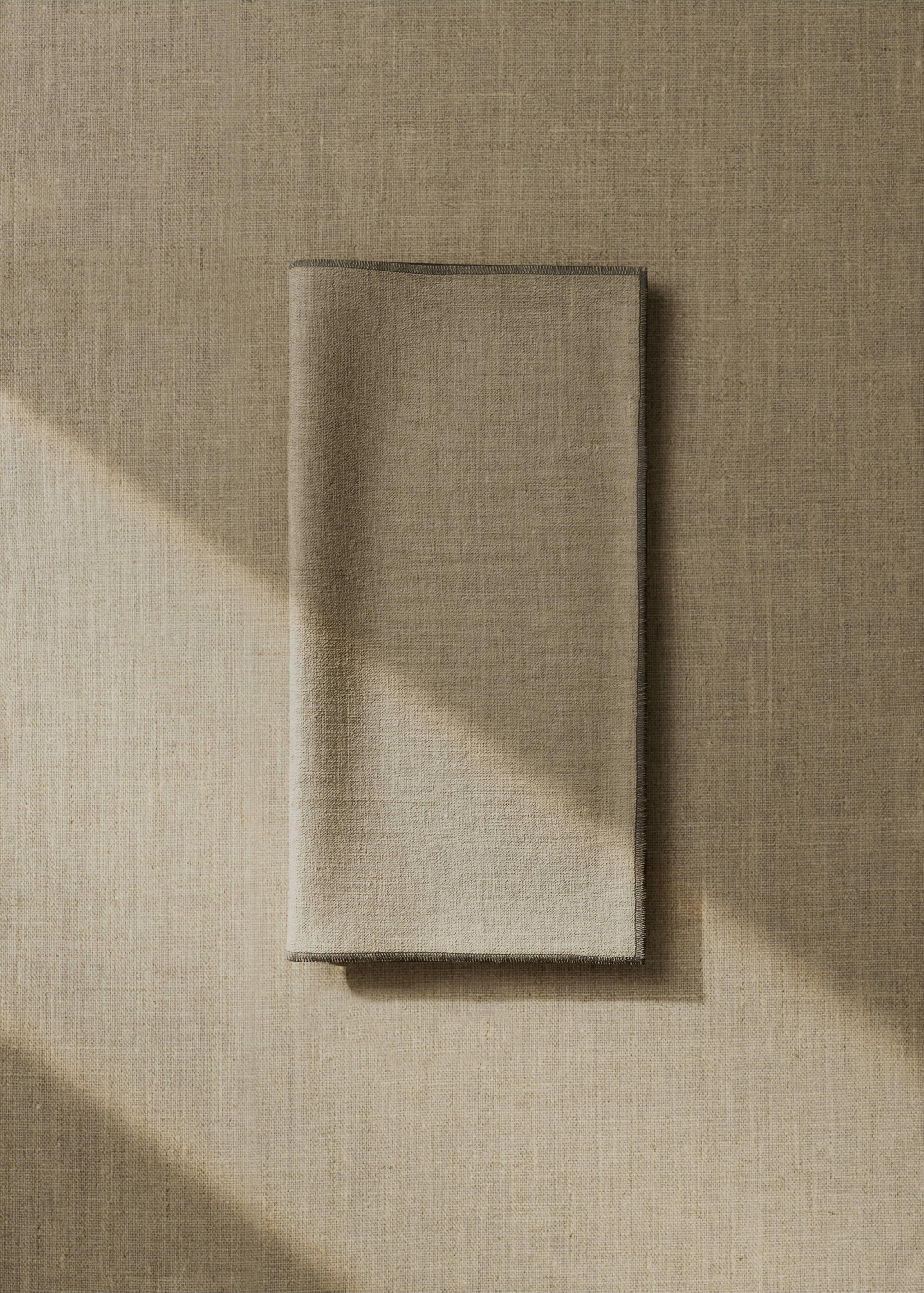 Linen napkins with contrasting overlock - General plane, Light/Pastel Brown. Ref: 27071305-00.