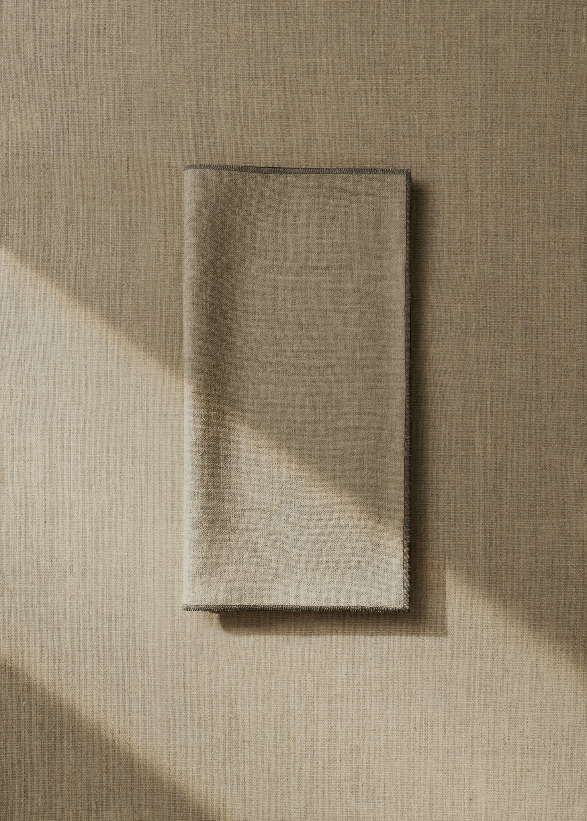 Linen napkins with contrasting overlock - General plane
