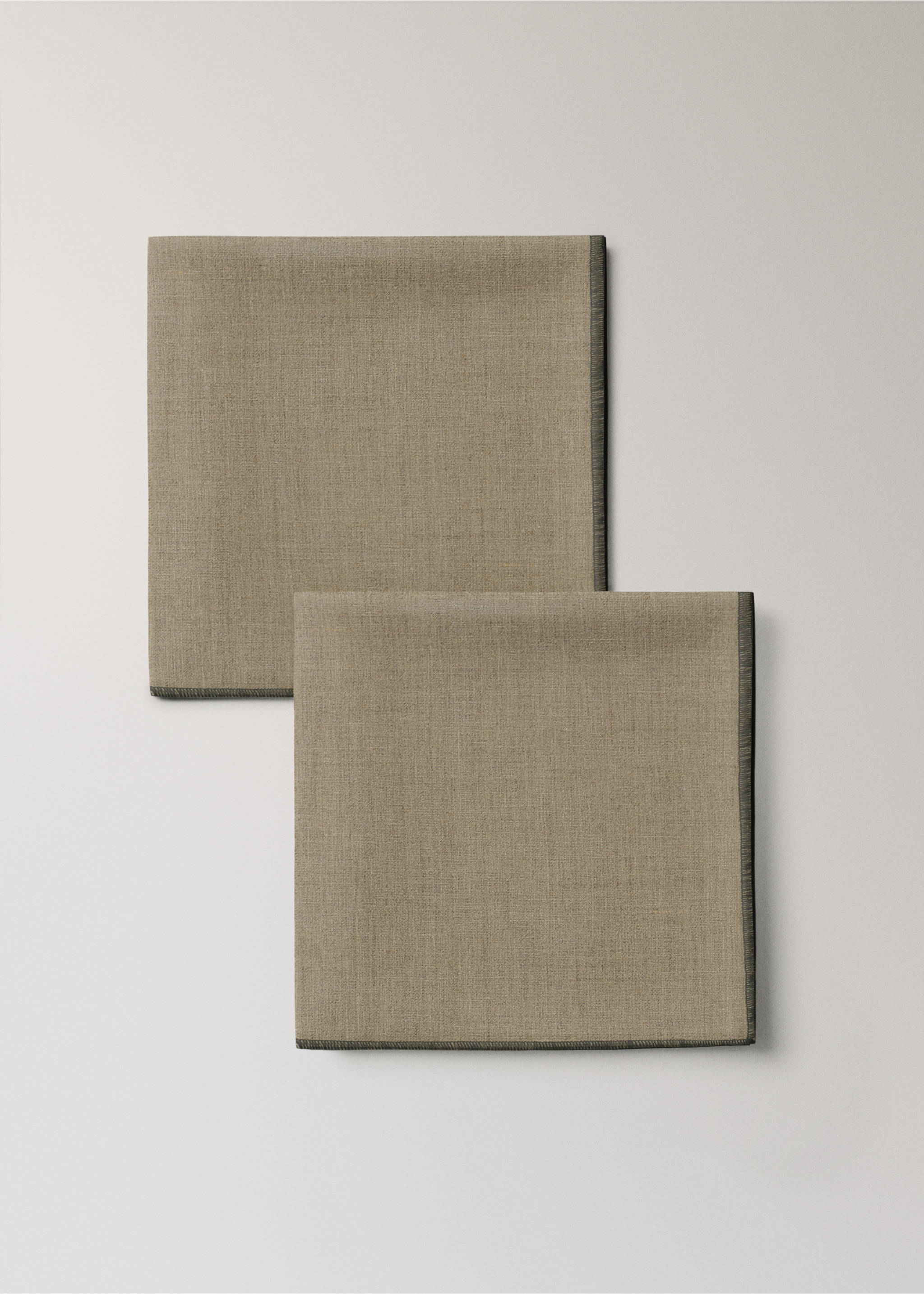 Linen napkins with contrasting overlock - Details of the article 1, Light/Pastel Brown. Ref: 27071305-00.
