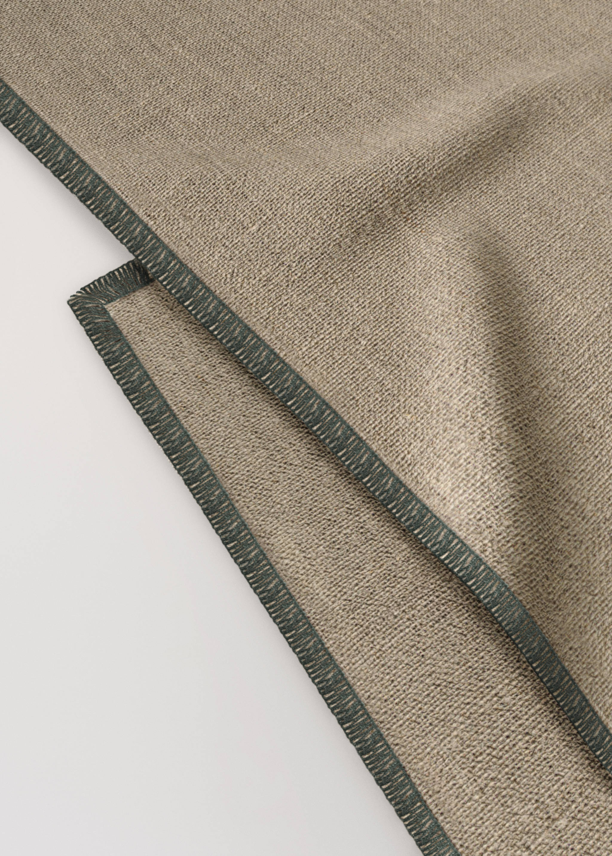 Linen napkins with contrasting overlock - Details of the article 2