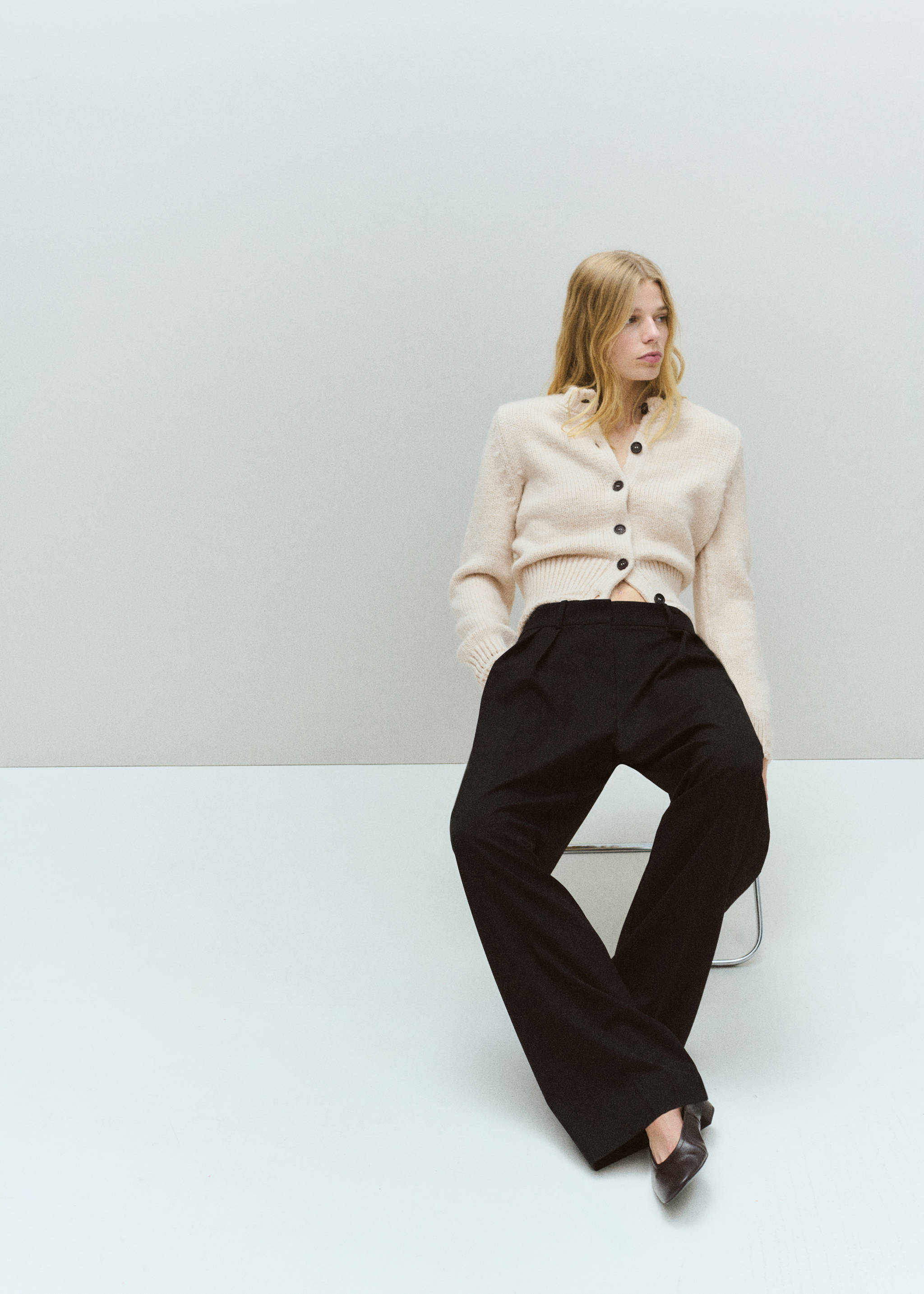 Knitted button cardigan - General plane