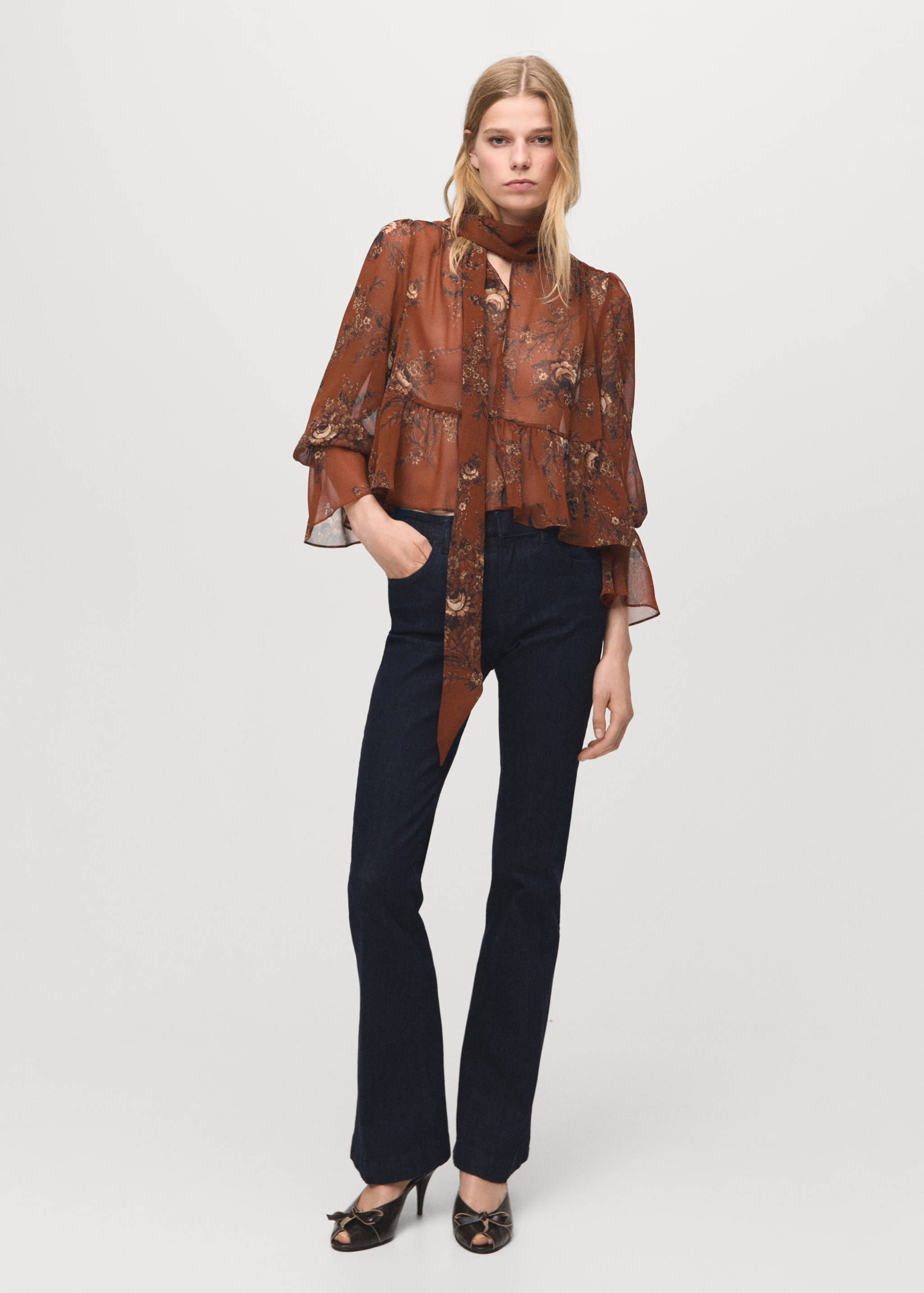 بلوزة بربطة بطباعة زهور الزهرية - رؤية عامة