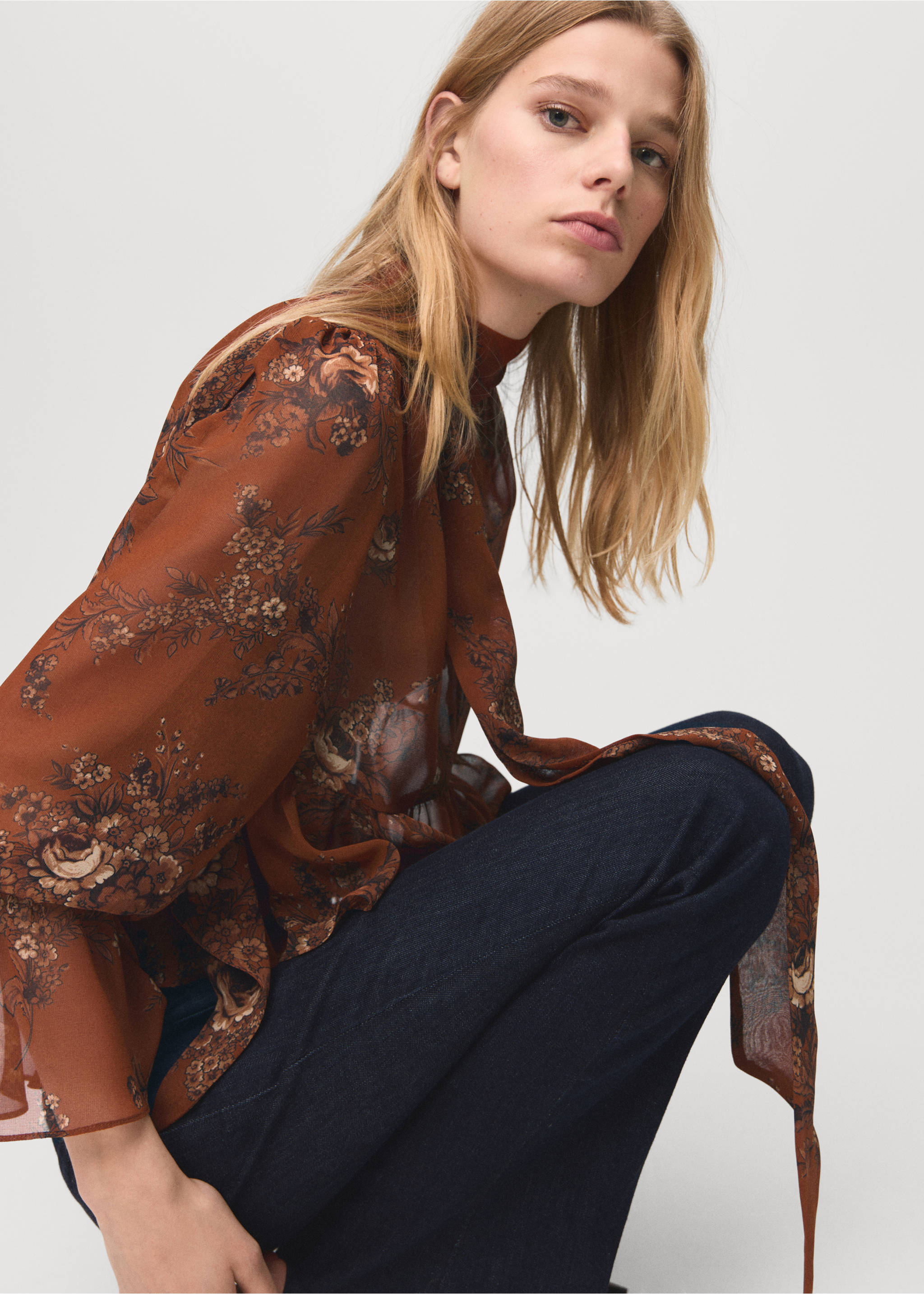 بلوزة بربطة بطباعة زهور الزهرية - تفاصيل المنتج 1, خمري. Ref: 27071317-00.