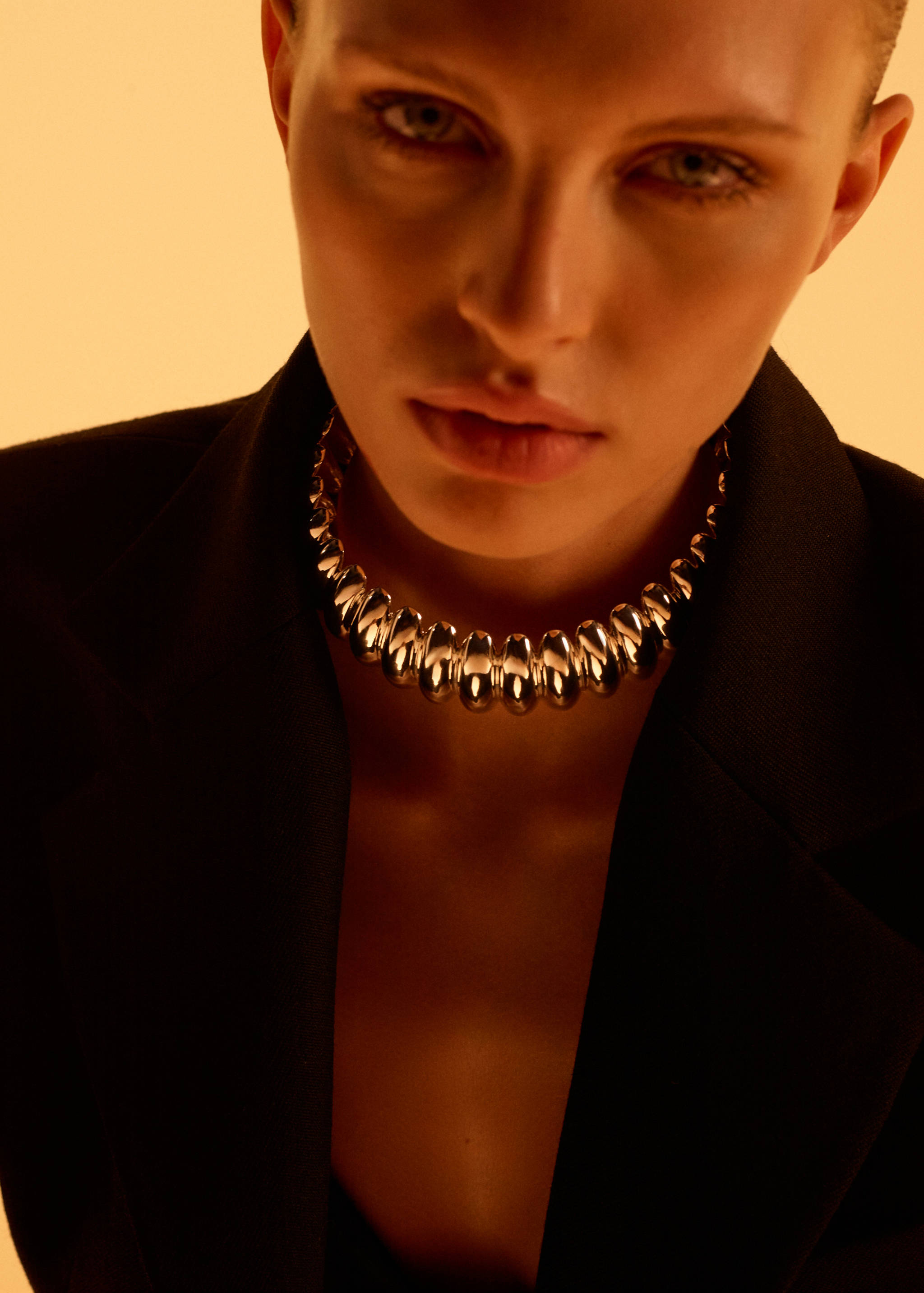 Collier ras-de-cou à relief - Plan général