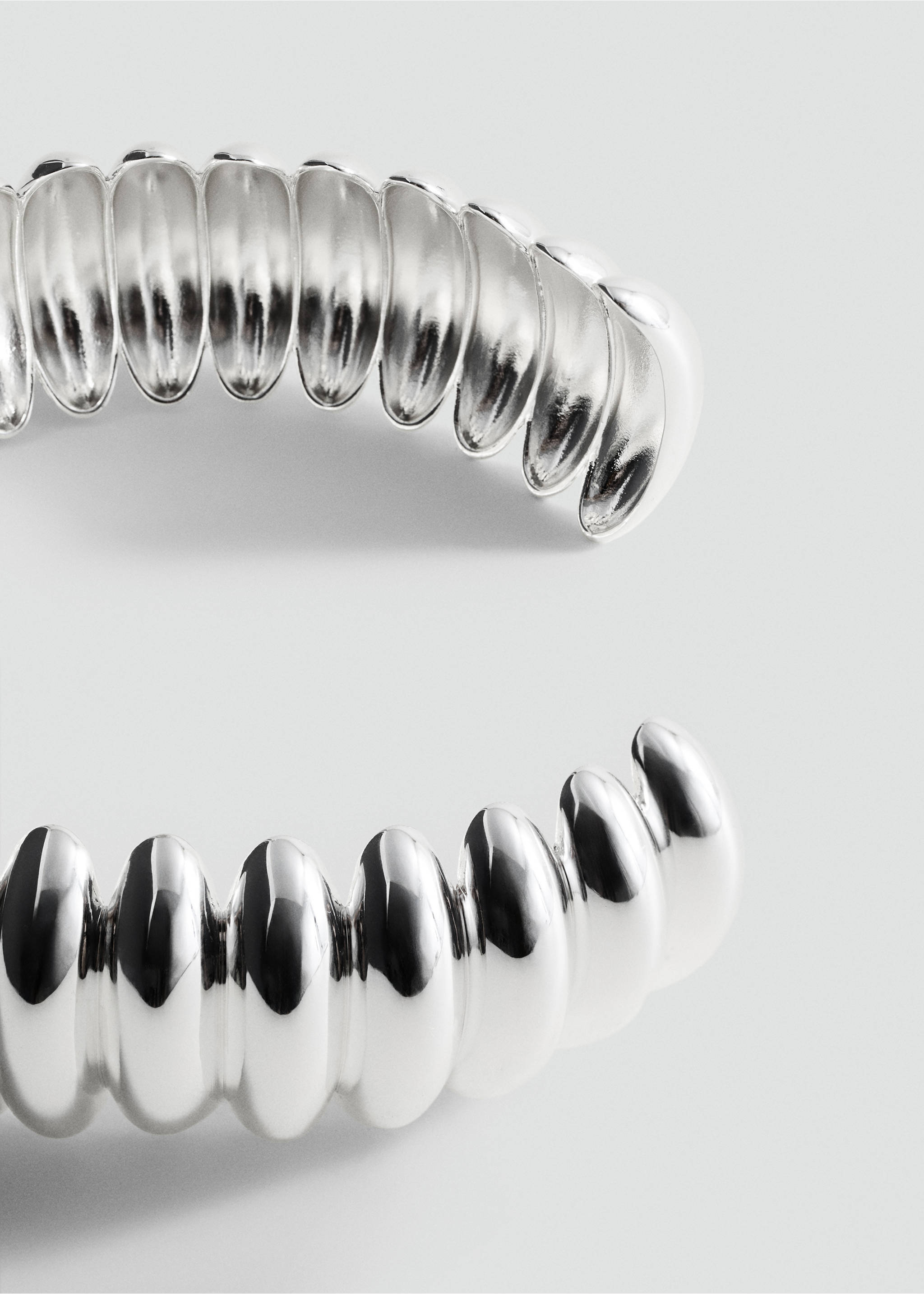 Collier ras-de-cou à relief - Plan moyen, Argent. Ref: 27071320-00.