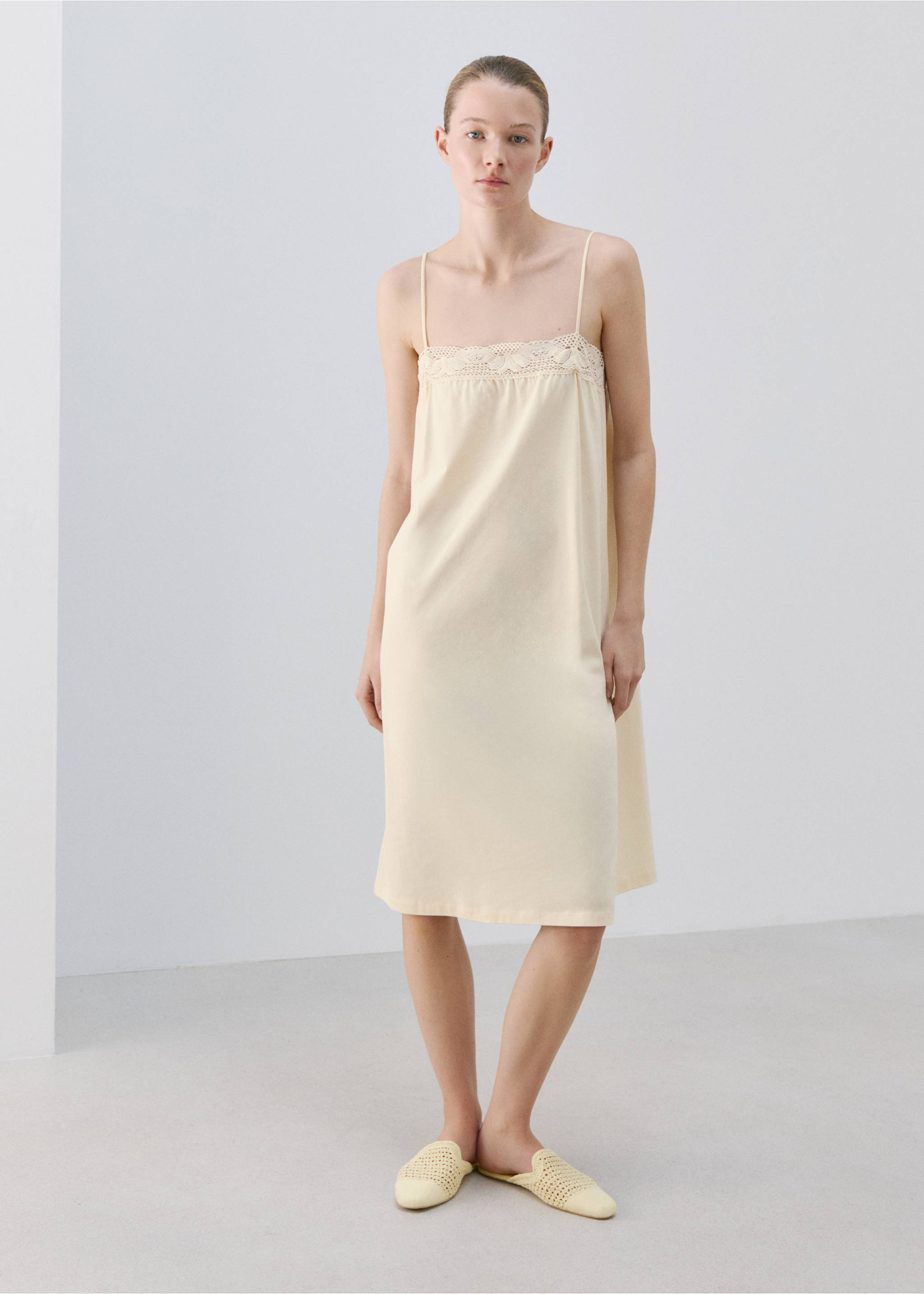 Nattkjole i bomull med blondekant - Total bildeutsnitt, Pastellgul. Ref: 27071321-00.