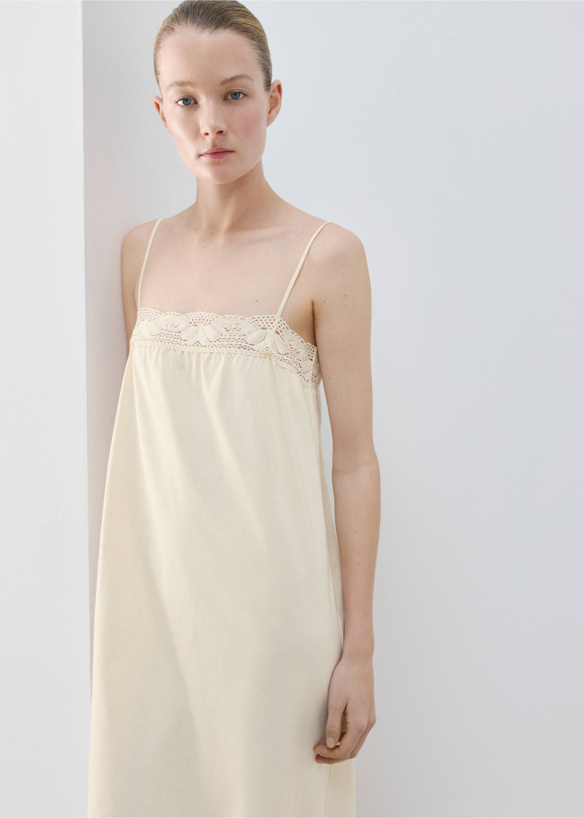 Nattkjole i bomull med blondekant - Halvtotal bildeutsnitt, Pastellgul. Ref: 27071321-00.