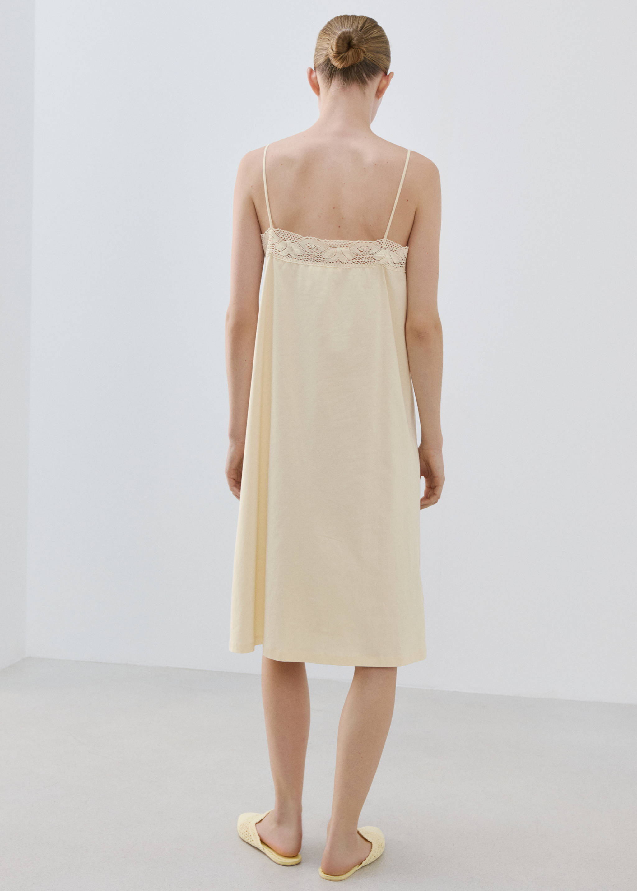 Nattkjole i bomull med blondekant - Baksiden av artikkelen