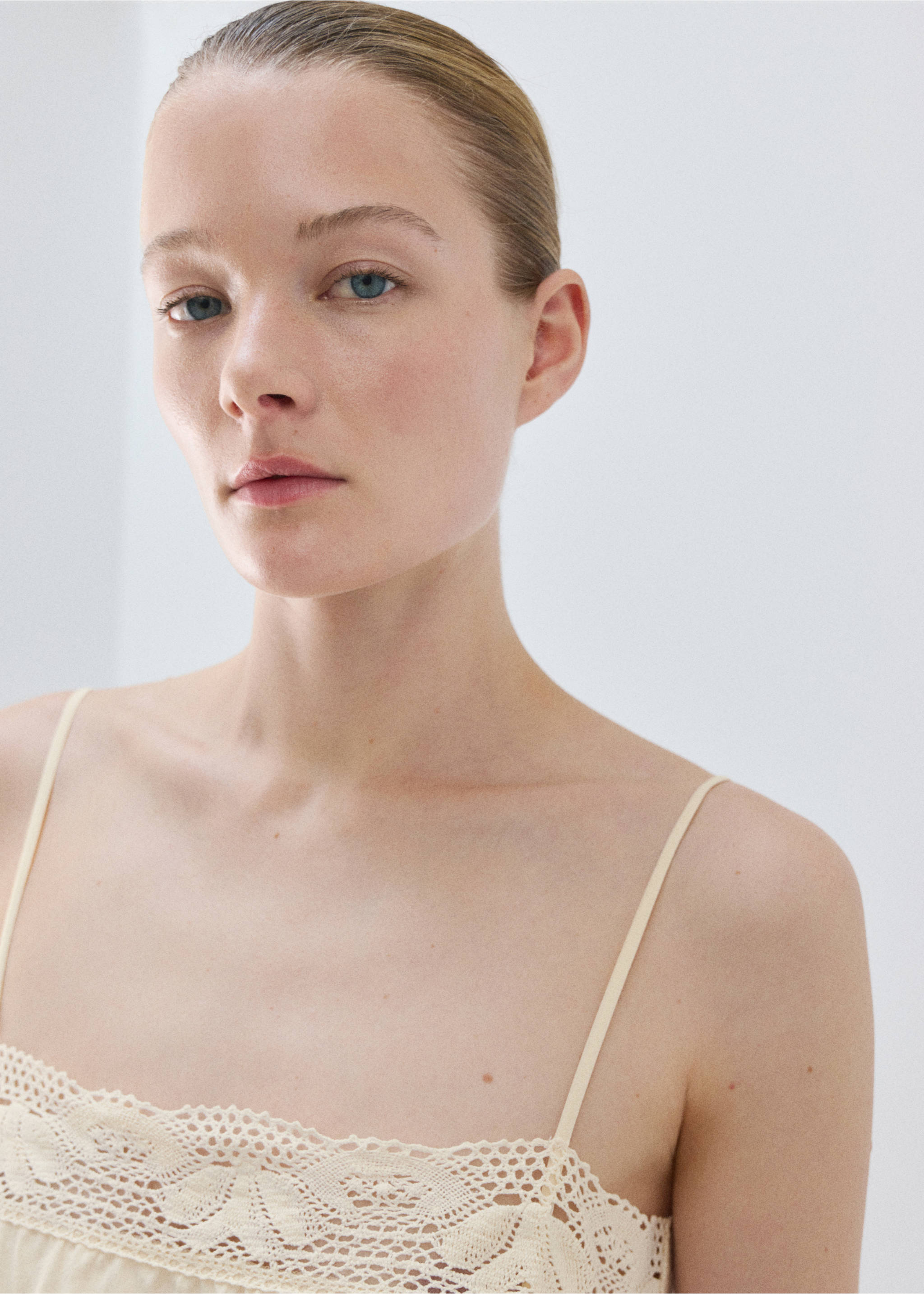 Nattkjole i bomull med blondekant - Artikkeldetalj 1, Pastellgul. Ref: 27071321-00.