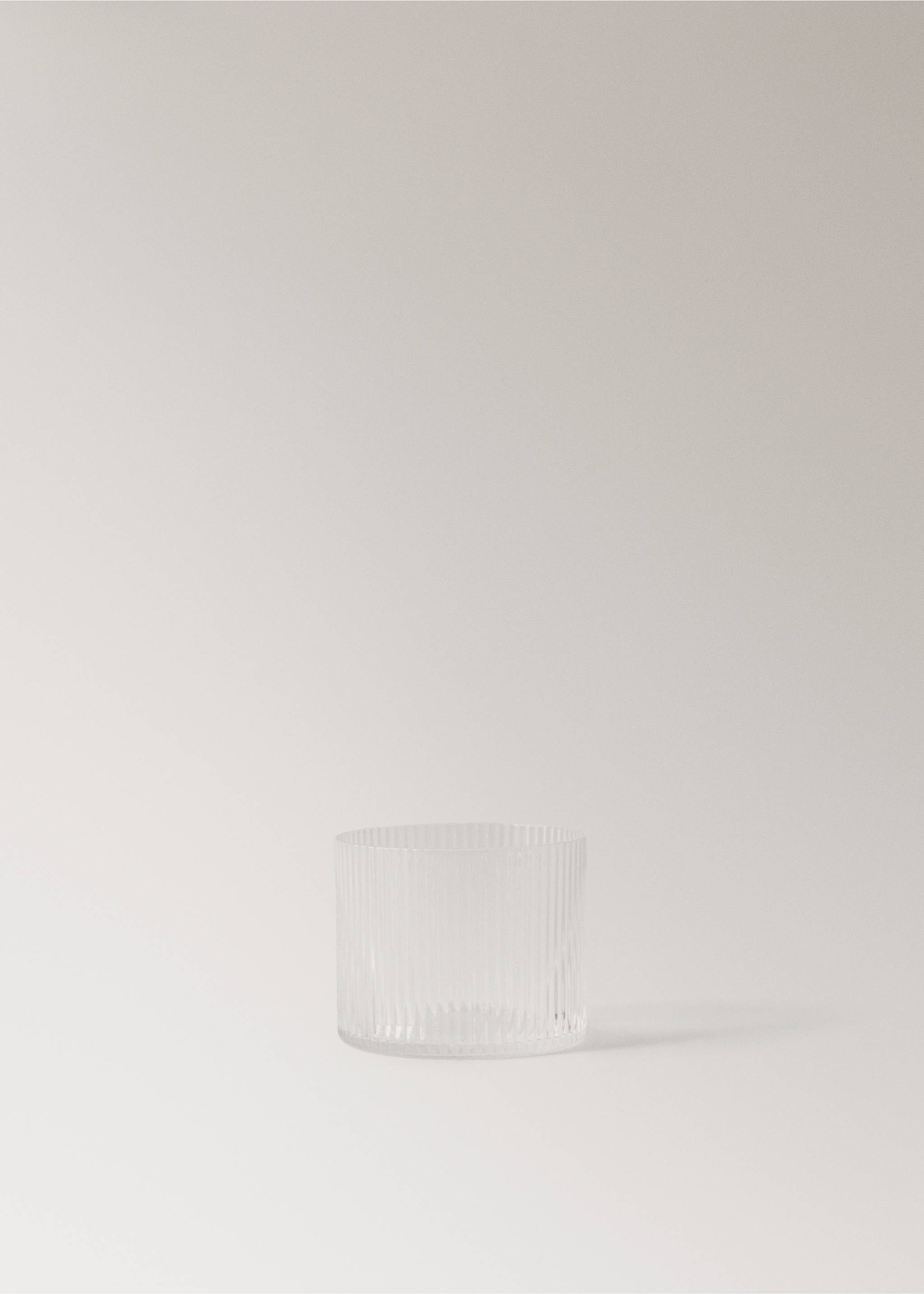 Copo de borossilicato com relevo de linhas - Artigo sem modelo, Cinzento-gelo. Ref: 27071322-00.