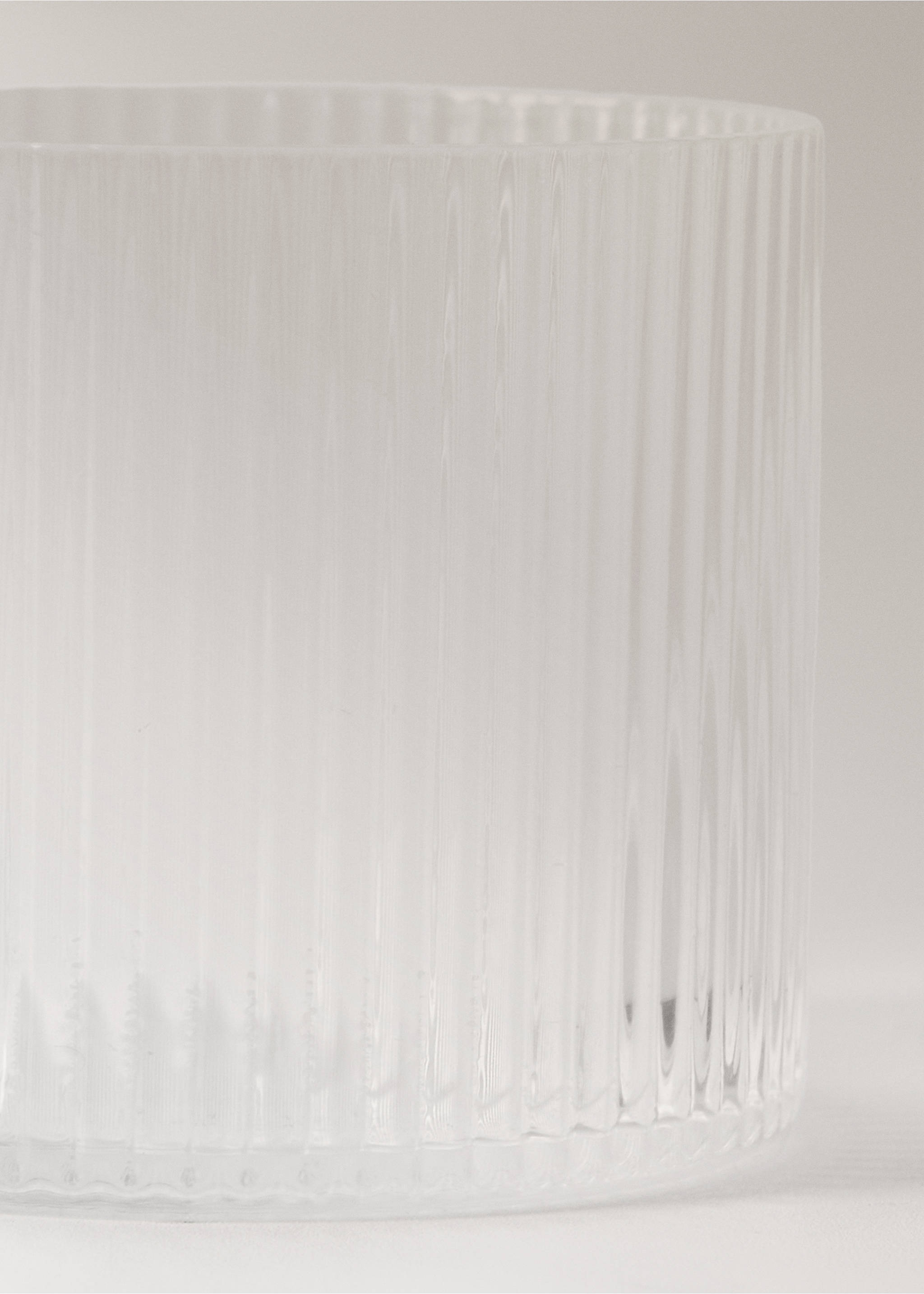 Copo de borossilicato com relevo de linhas - Pormenor do artigo 2, Cinzento-gelo. Ref: 27071322-00.