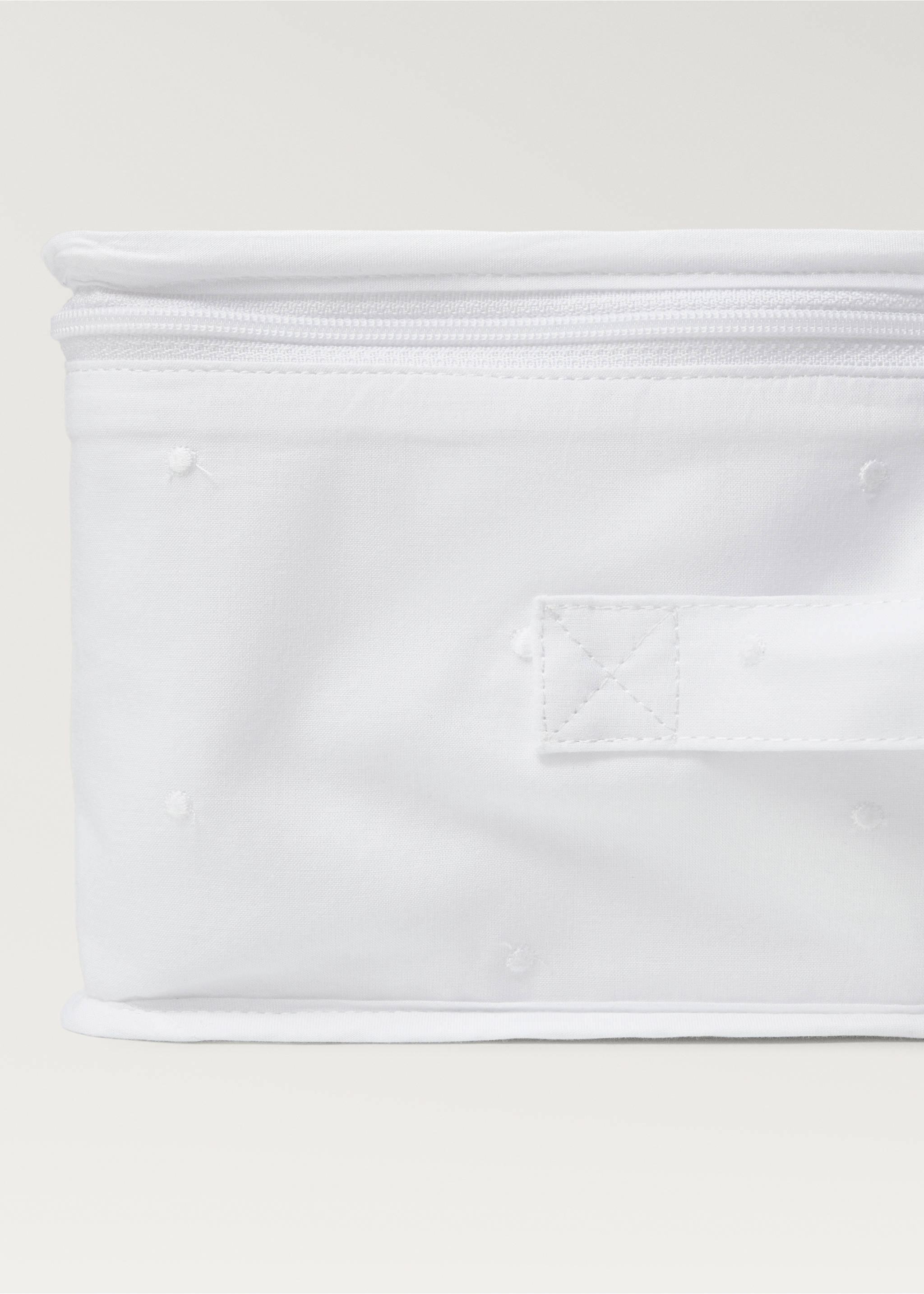 Organising box with embroidered details - Details of the article 2, White. Ref: 27071335-00.