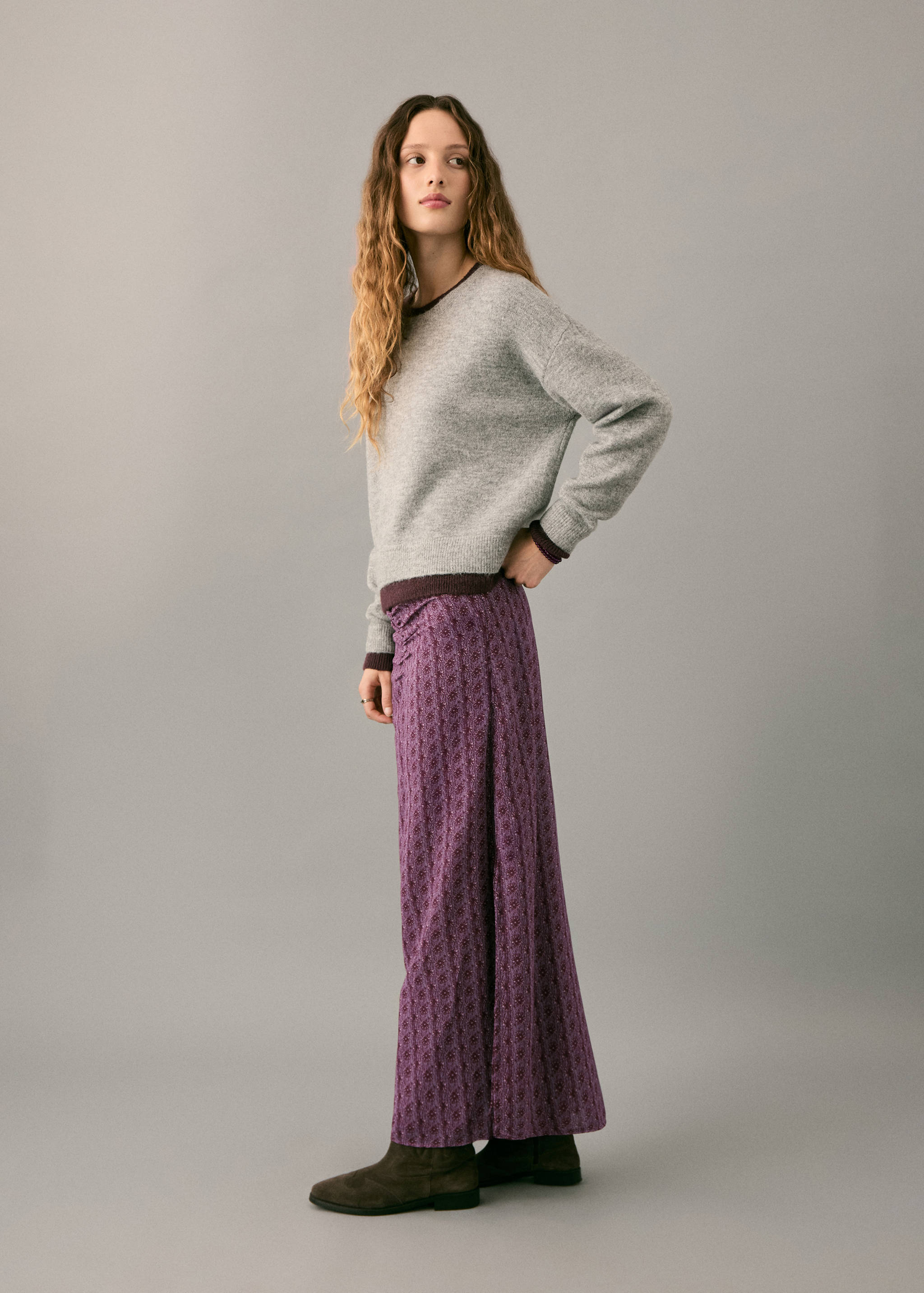 Длинная юбка с принтом - Средний план