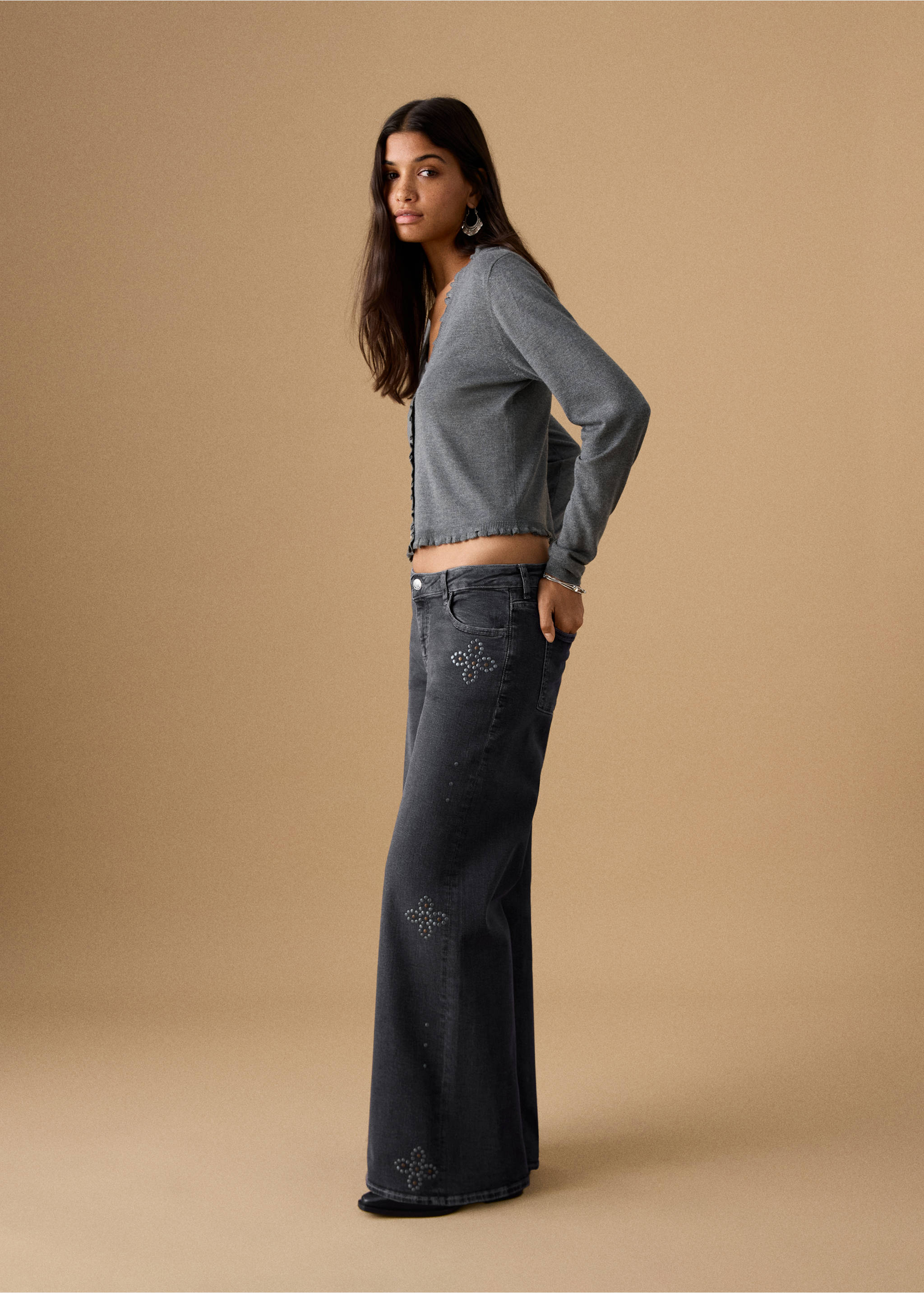 Джинсы с низкой талией и заклепками - Средний план, Черный деним. Ref: 27071512-00.