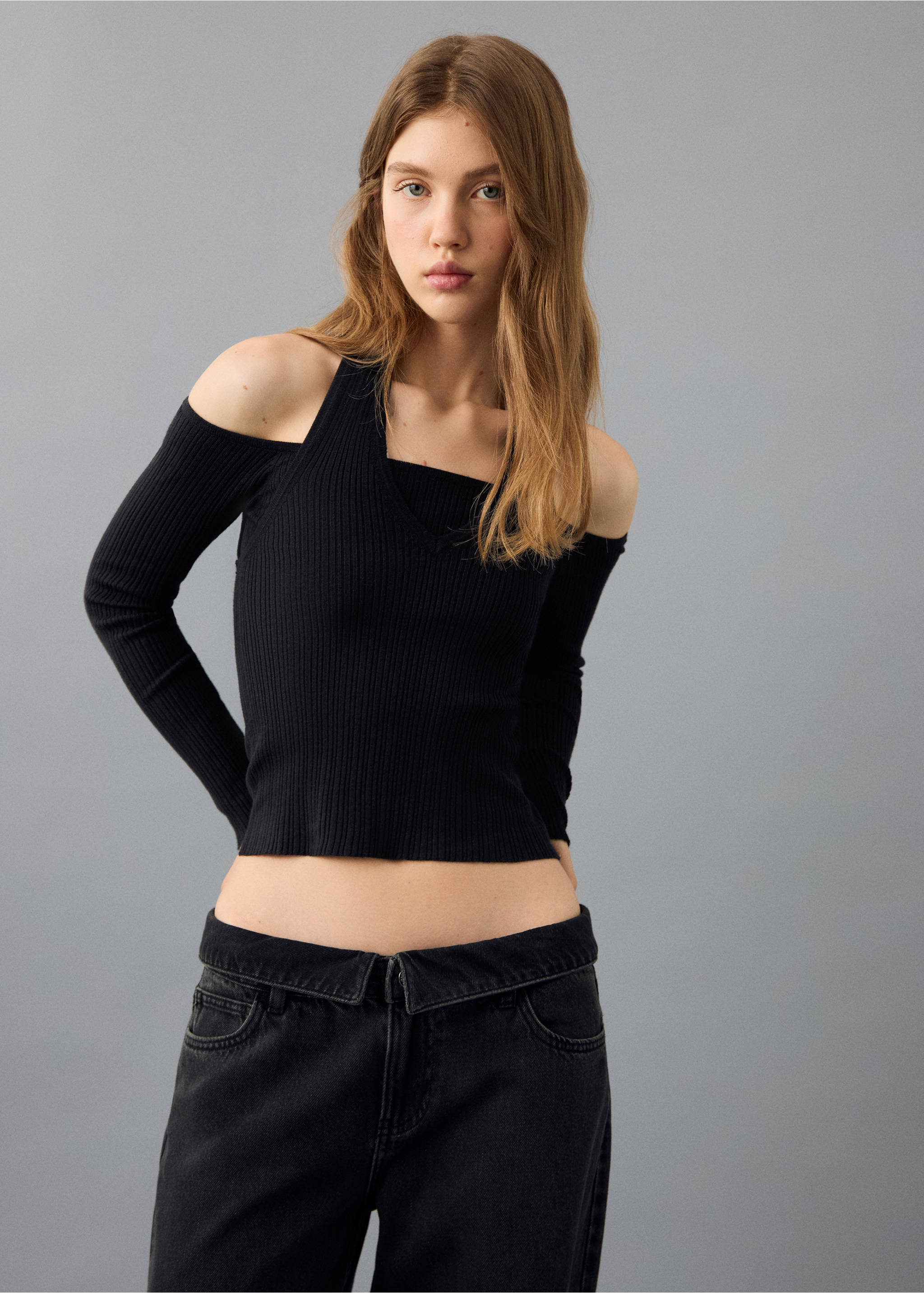 Long-sleeved halter-neck top - Medium plane, Black. Ref: 27071517-00.