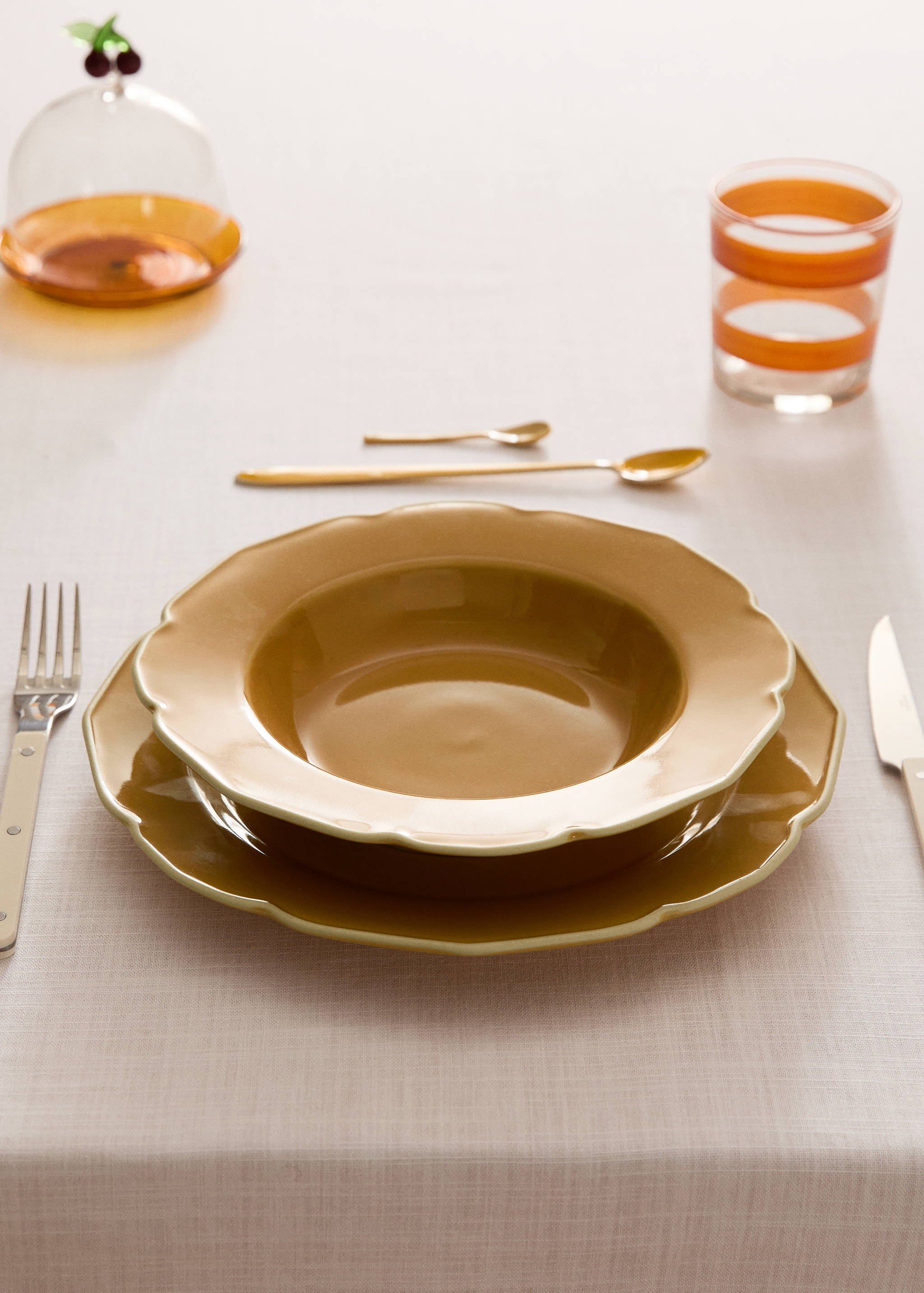 Stoneware deep plate with waves - General plane