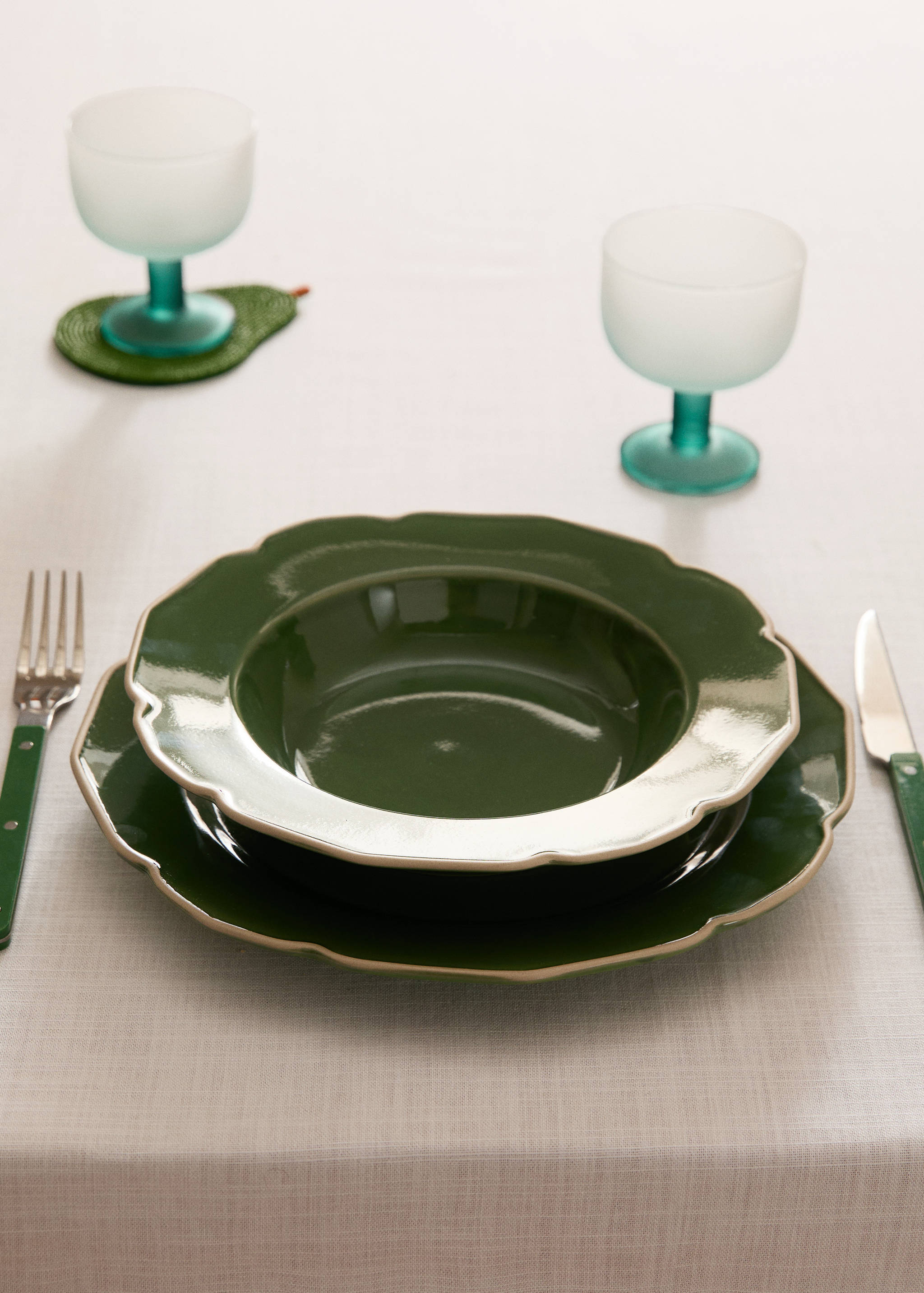 Stoneware deep plate with waves - General plane