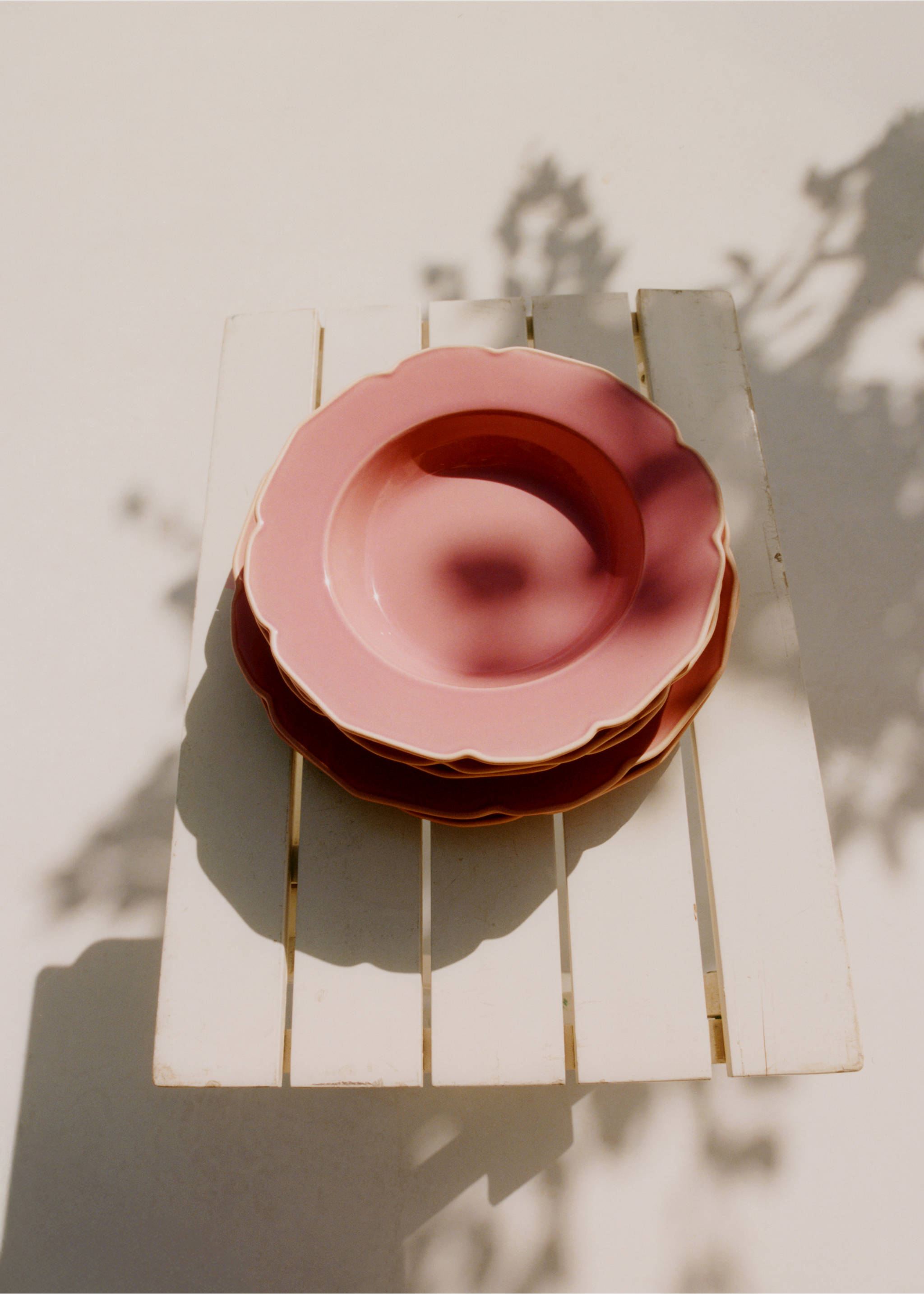 Stoneware deep plate with waves - Details of the article 5, Pink. Ref: 27071524-00.