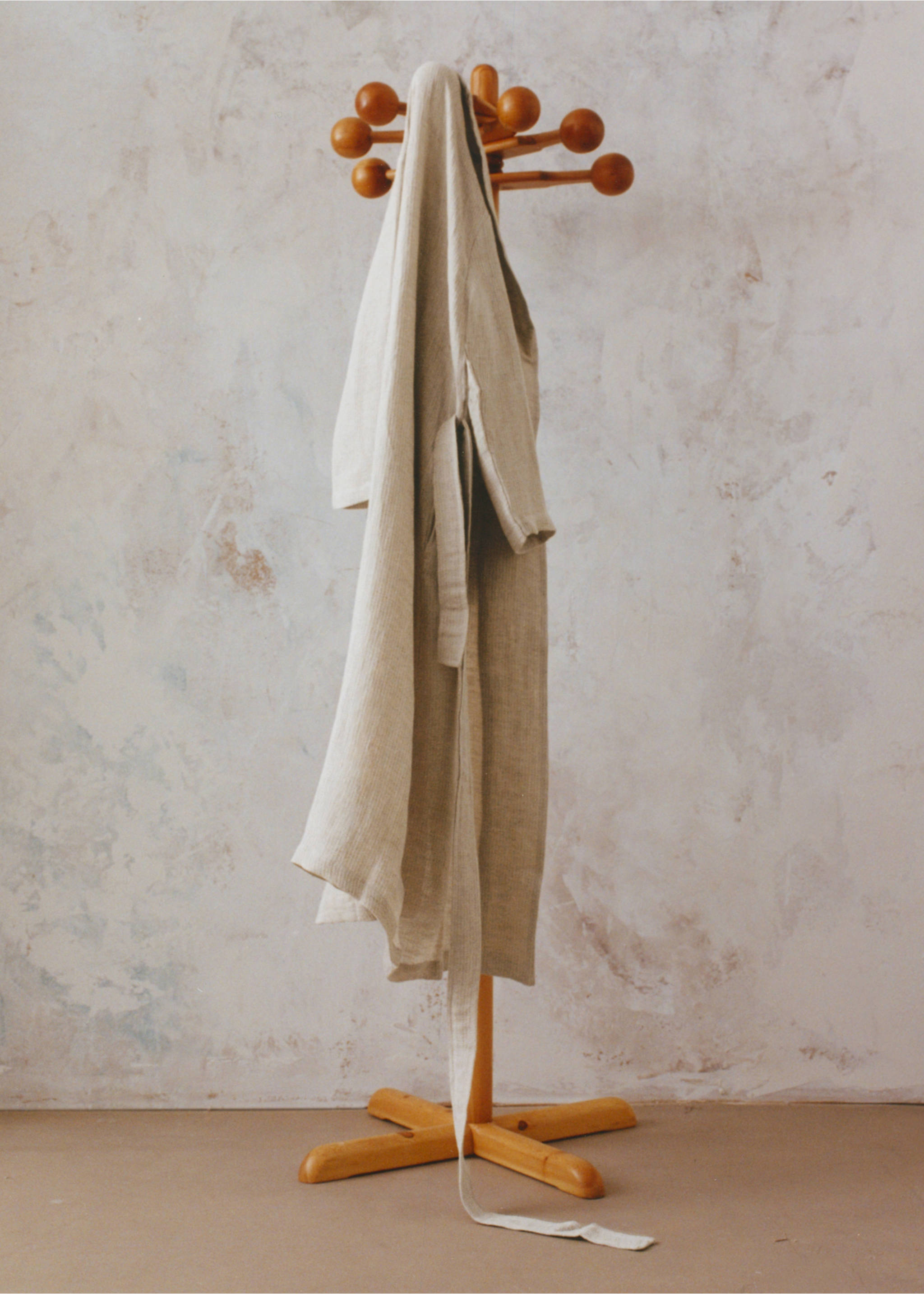 Linen cotton mini waffle dressing gown - Details of the article 6, Sand. Ref: 27071526-00.