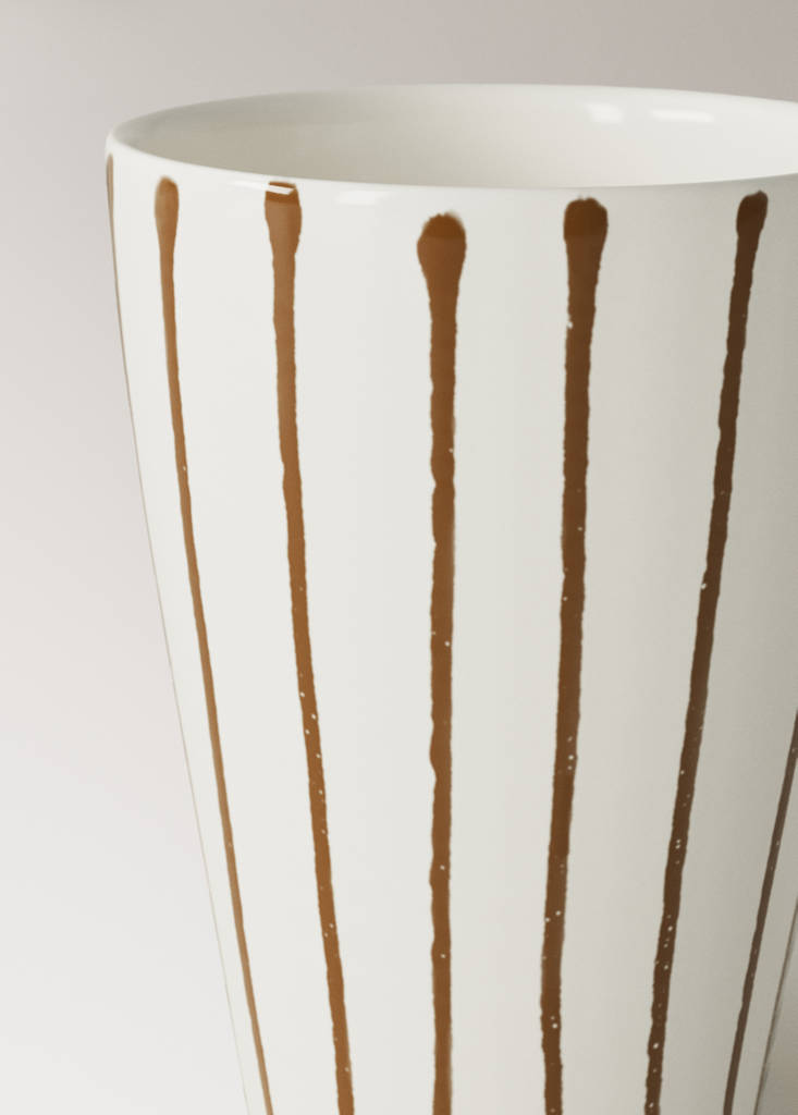 Stoneware tea cup — Brown
