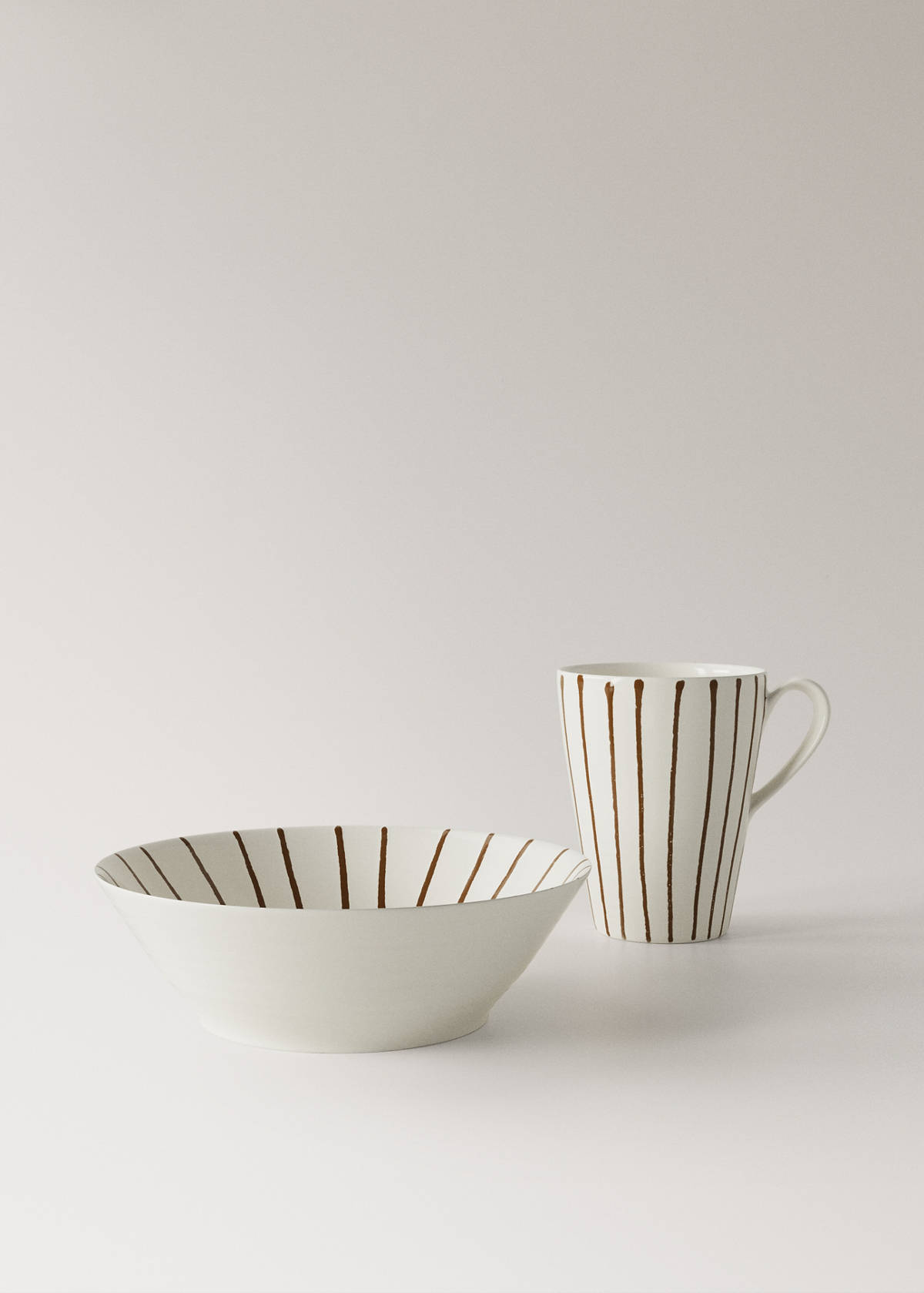 Stoneware tea cup — Brown