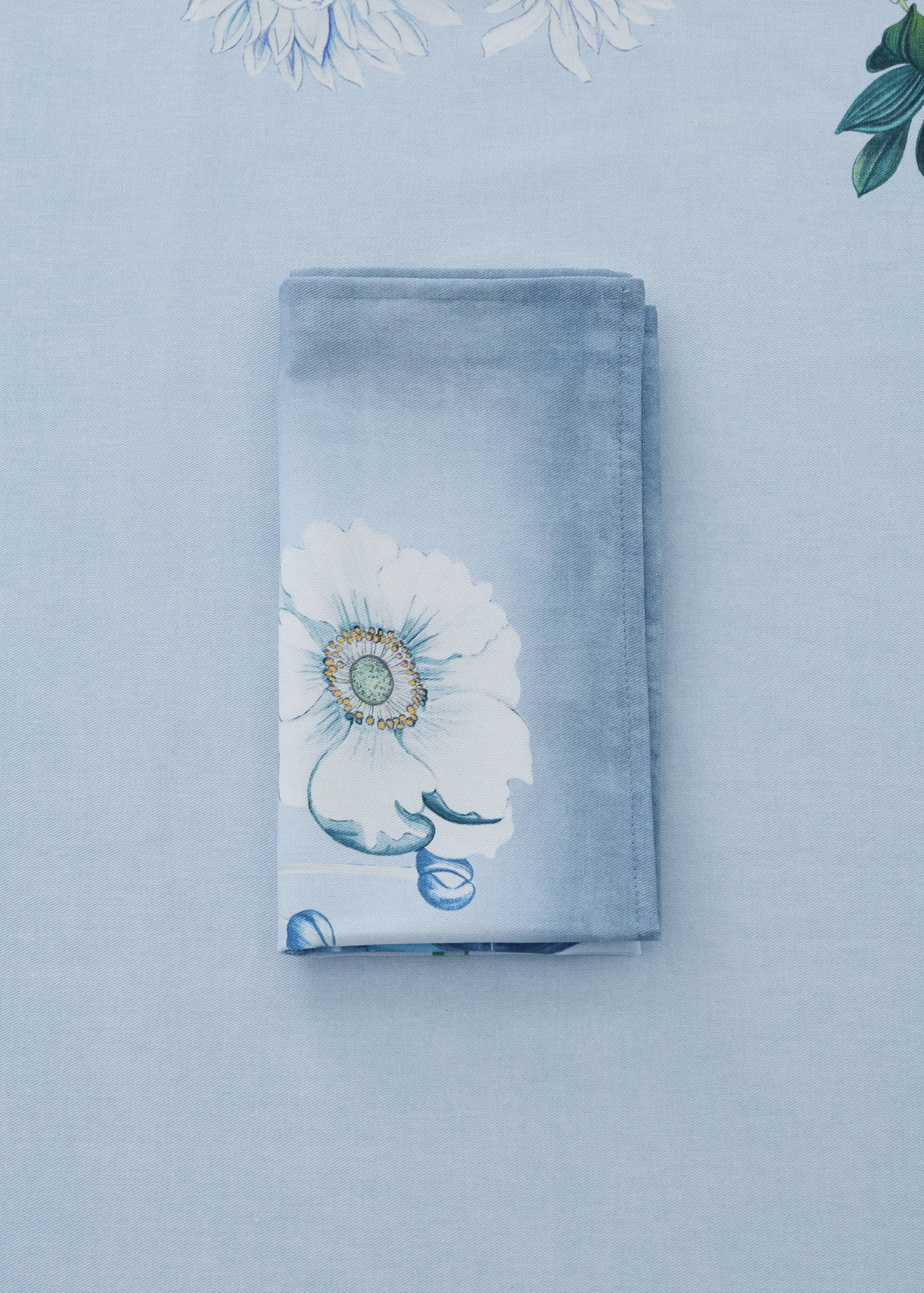 Napkins vases springtime flowers - General plane