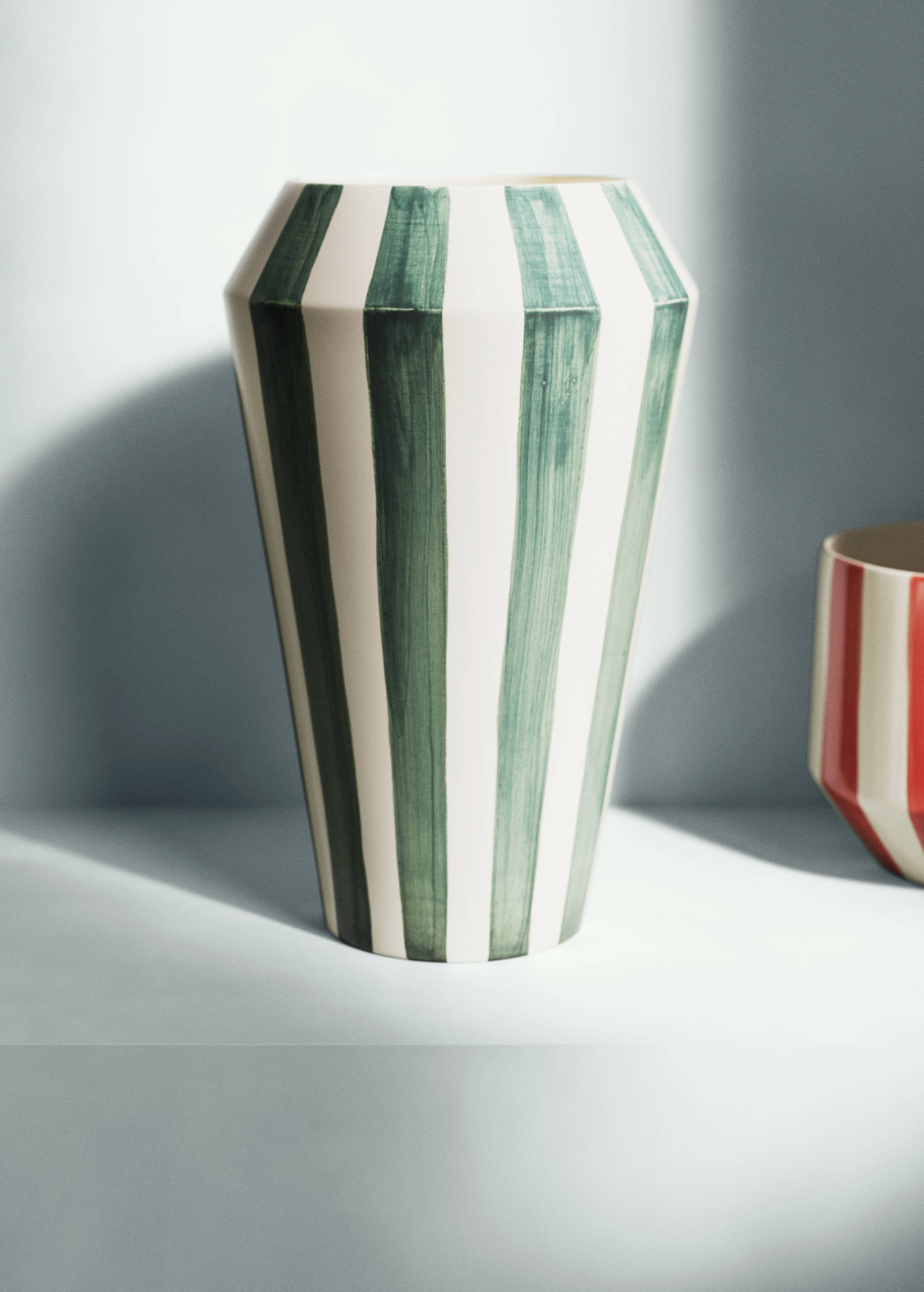 Large hand-painted striped vase - General plane