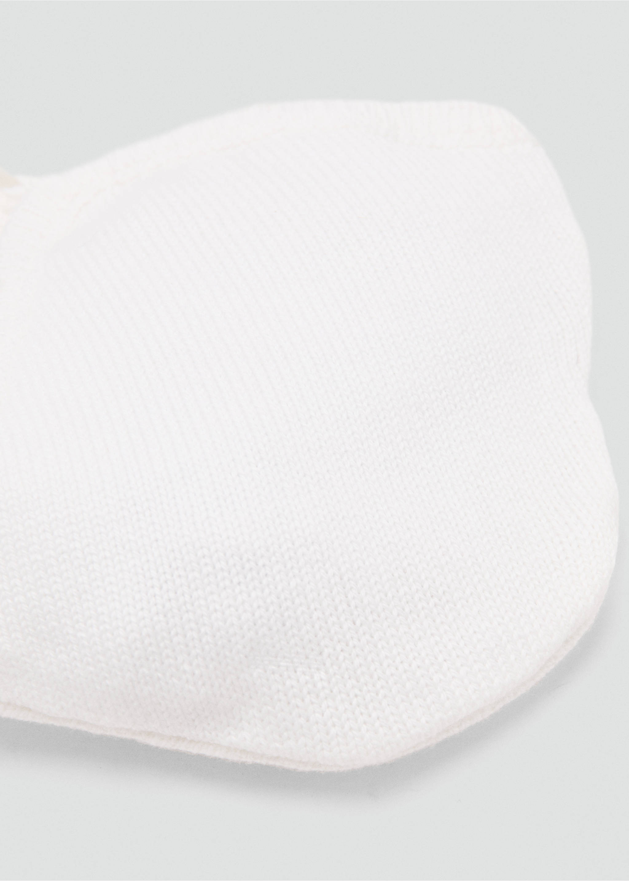 Stickad mössa med knytband - Detaljer om artikeln 1, Benvit. Ref: 27072003-00.