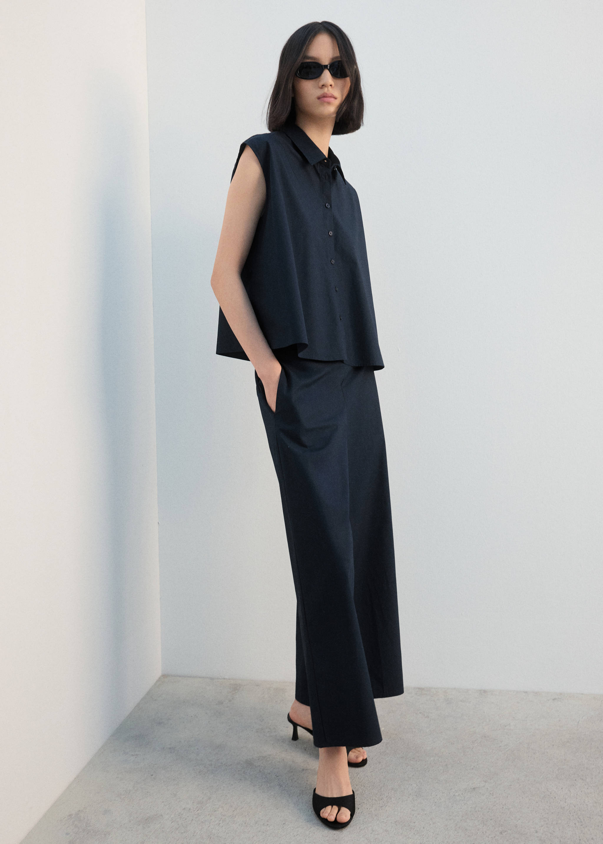 Sleeveless cotton shirt - General plane