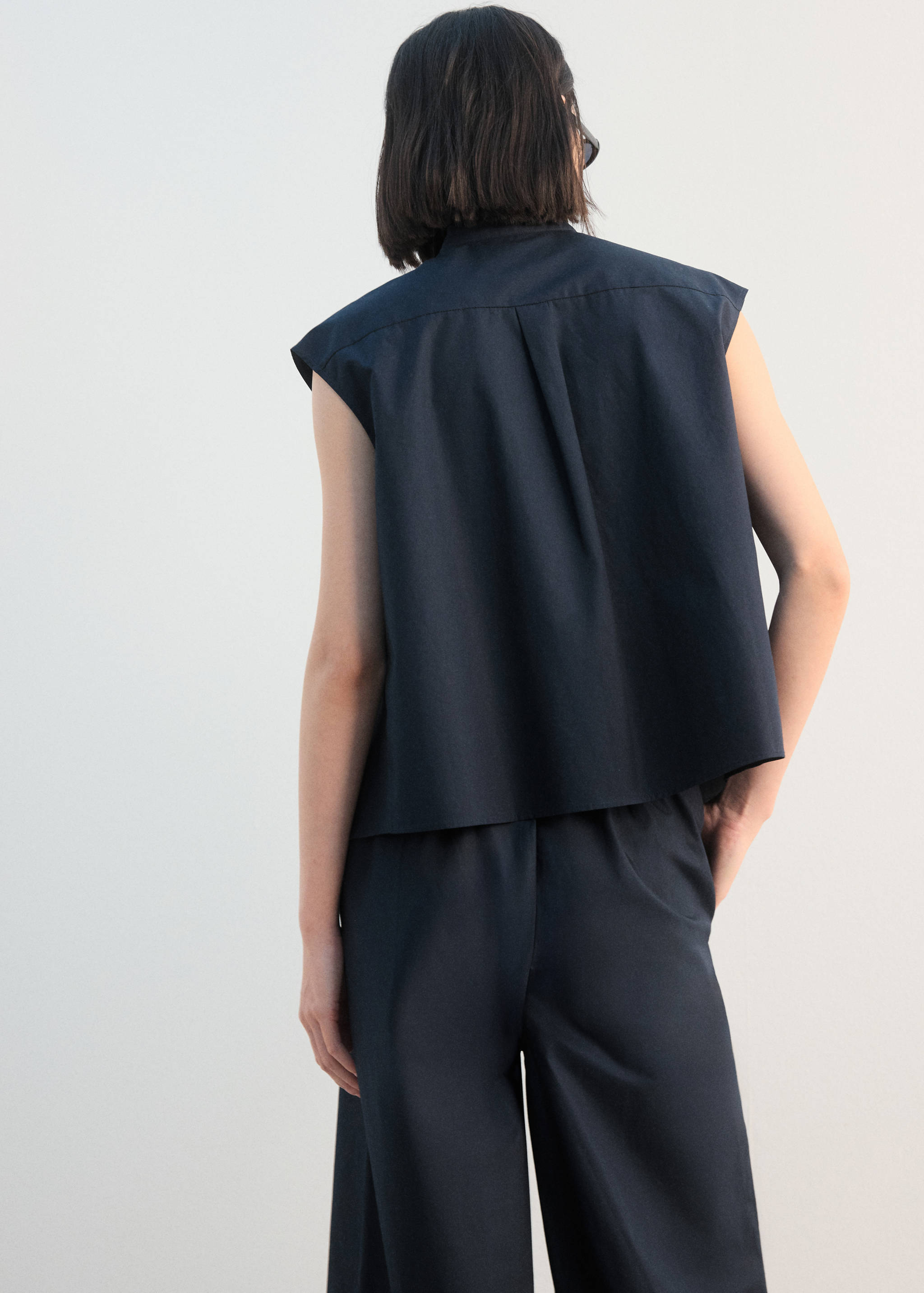 Sleeveless cotton shirt - Reverse of the article