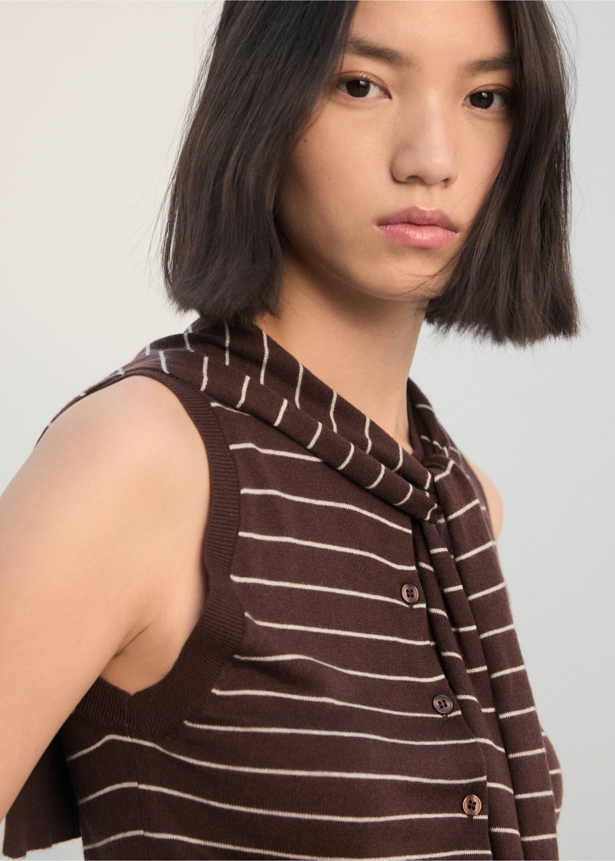 Jersey-knit waistcoat - Details of the article 1, Chocolate. Ref: 27072540-00.