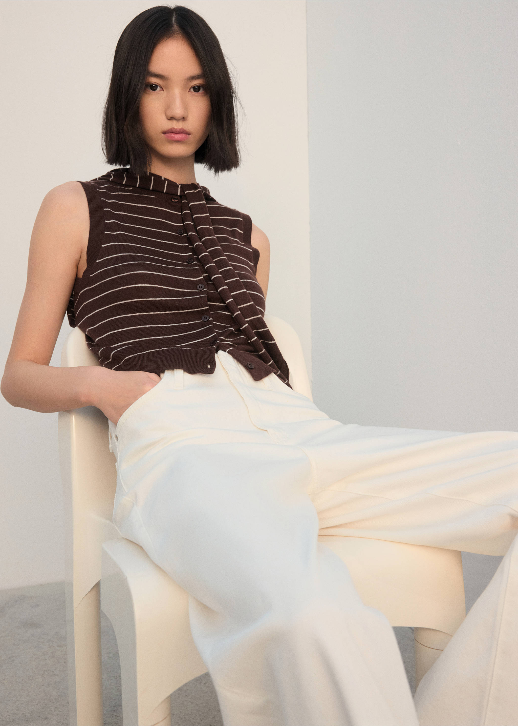 Jersey-knit waistcoat - Details of the article 2, Chocolate. Ref: 27072540-00.