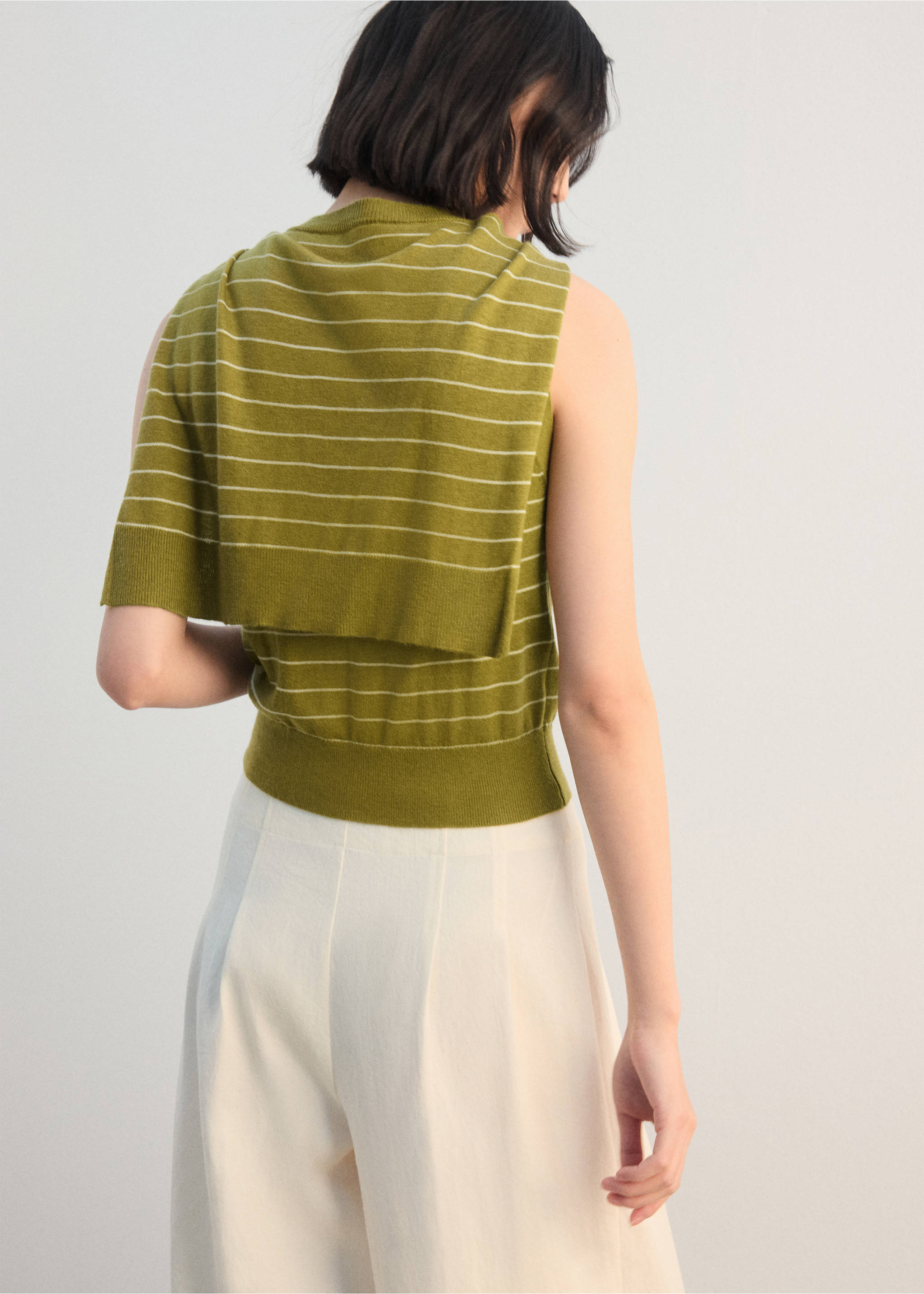 Jersey-knit waistcoat - Reverse of the article, Olive Green. Ref: 27072540-00.