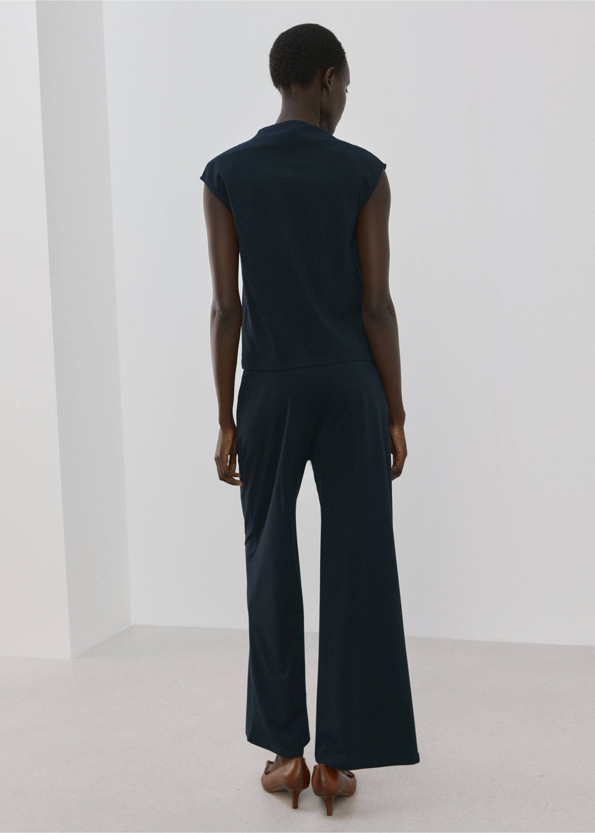 กางเกงขายาวทรงตรงเอวยางยืด - ด้านหลังของสินค้า, สีกรมท่า. Ref: 27072541-00.