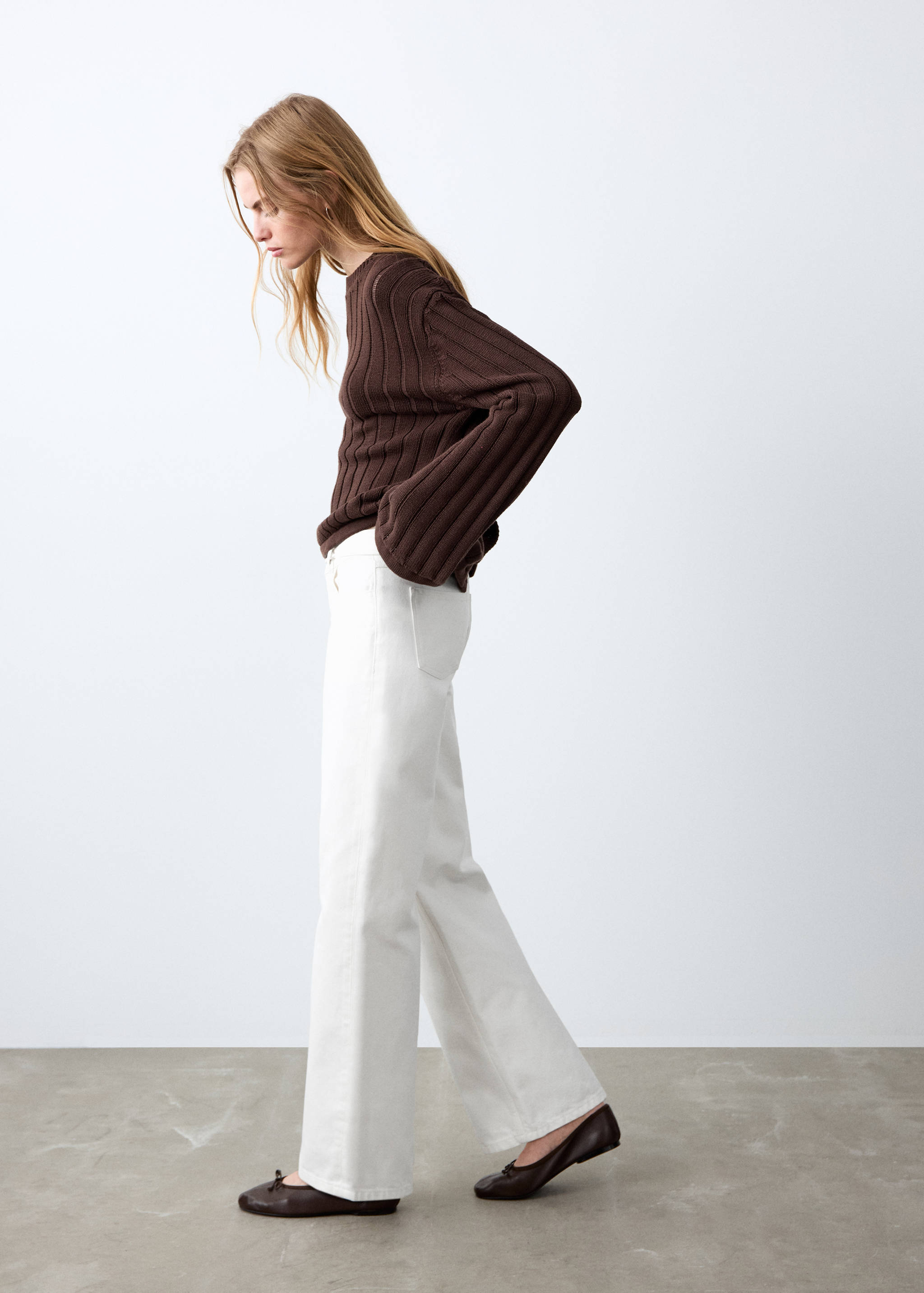 Düz kesim bağ detaylı jean - Orta plan