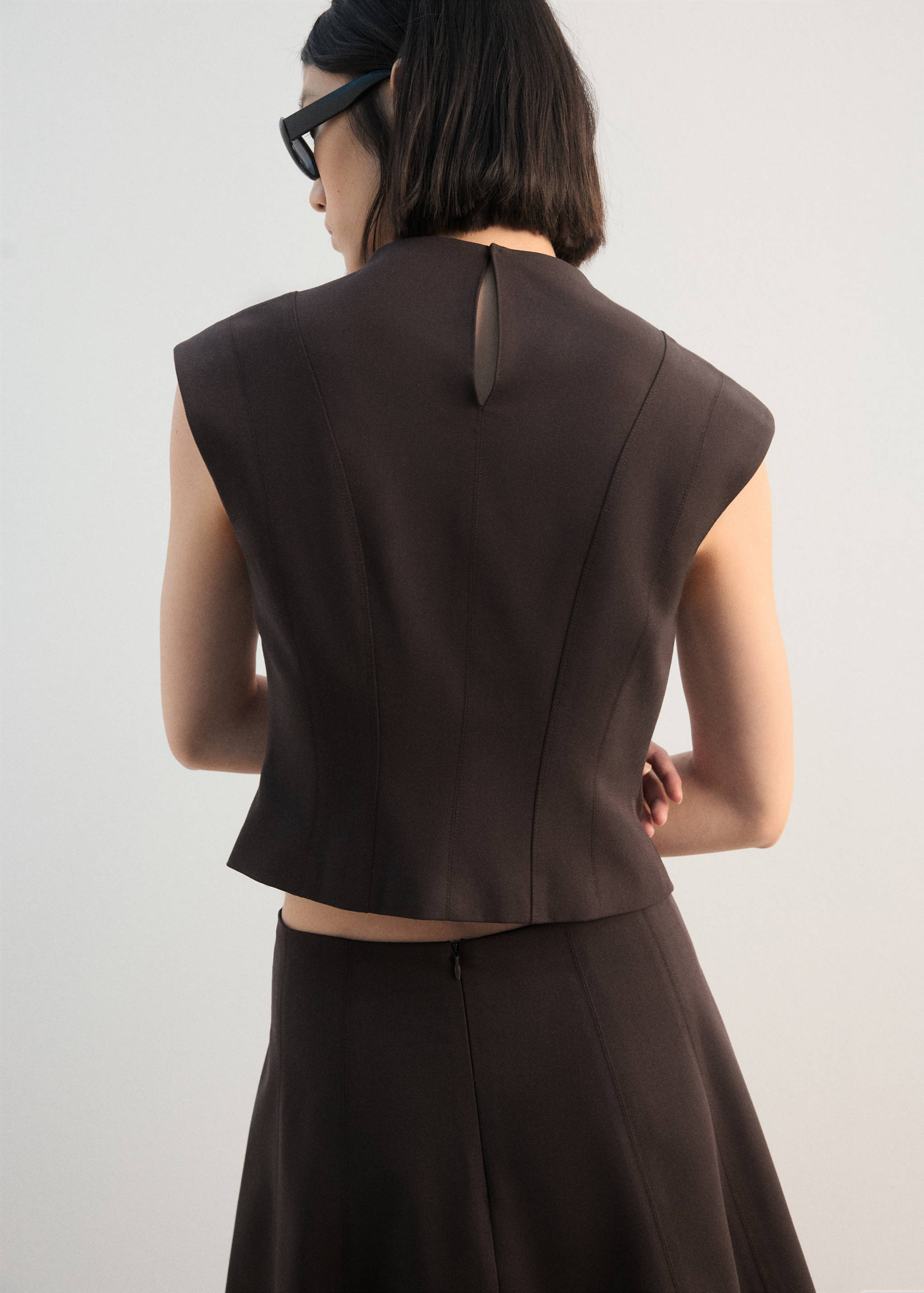 Getailleerde top met brede schouderbandjes - Achterkant van het artikel