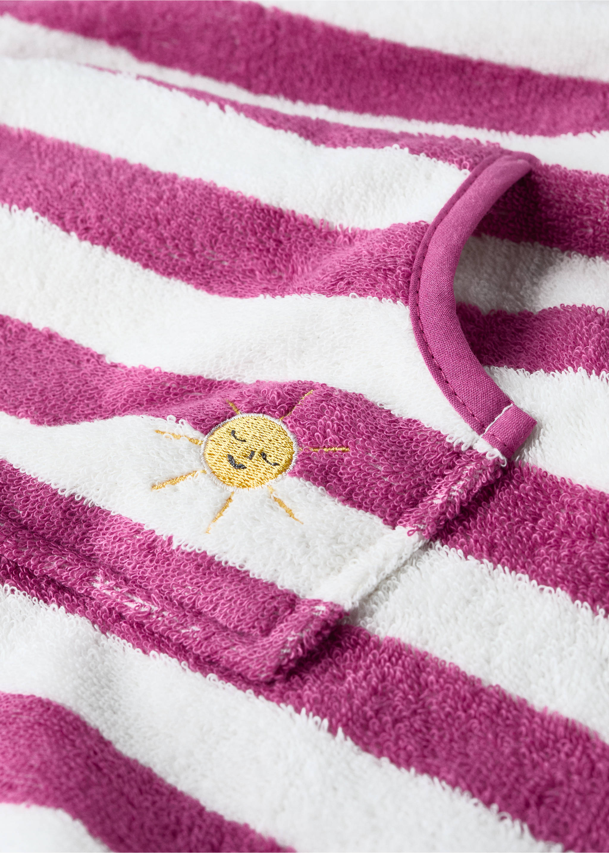 Stripete ponchohåndkle - Artikkeldetalj 1, Fuchsia. Ref: 27072554-00.