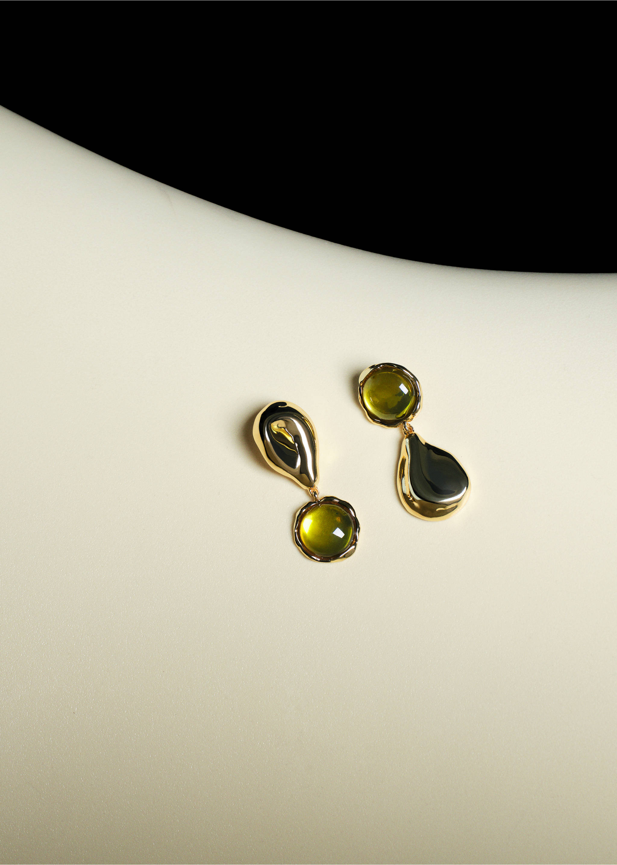 Mixed resin earrings - General plane, Gold. Ref: 27072922-00.