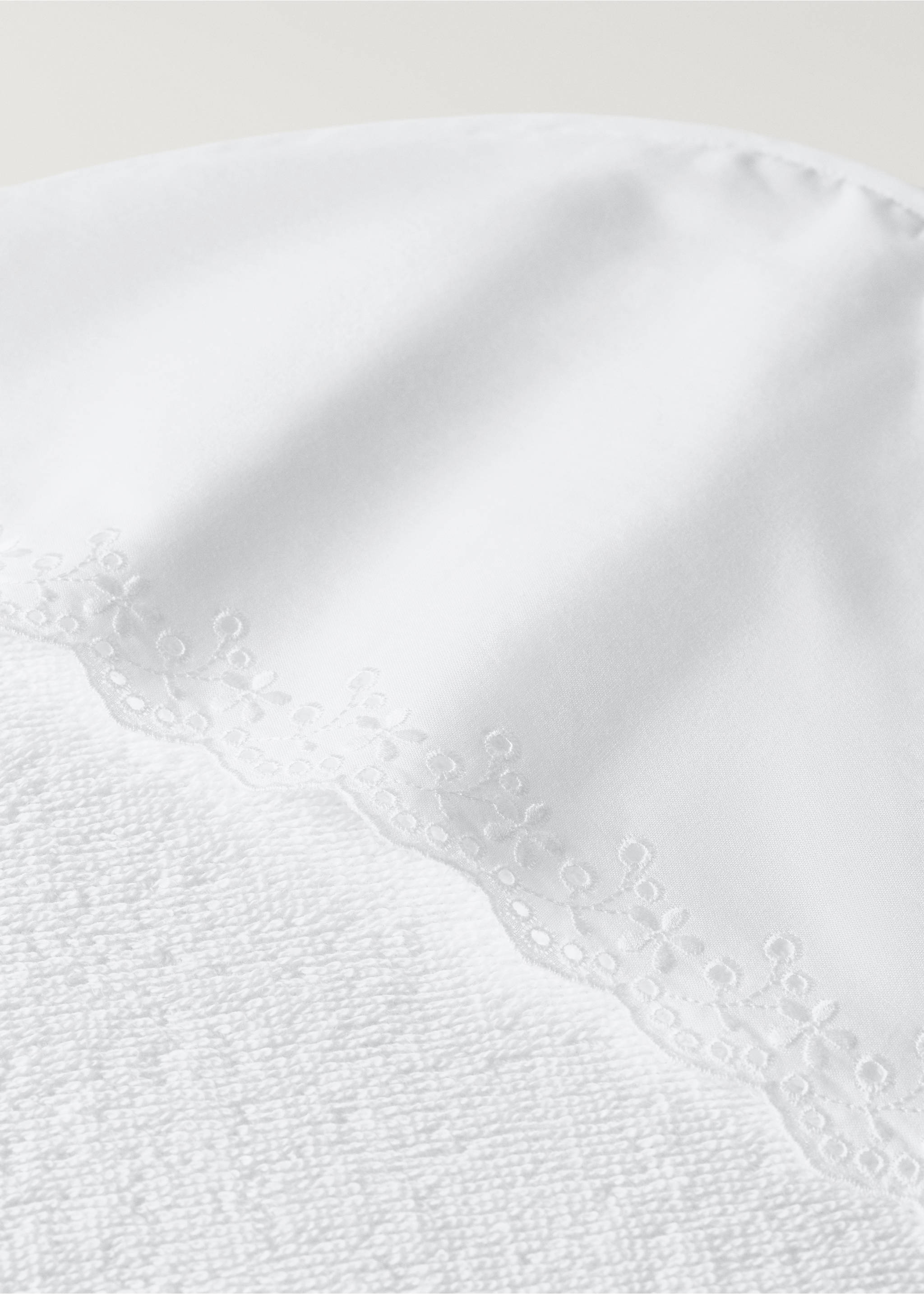 Toalla baño infantil capucha bordado floral - Detalle del artículo 2, Blanco. Ref: 27072928-00.