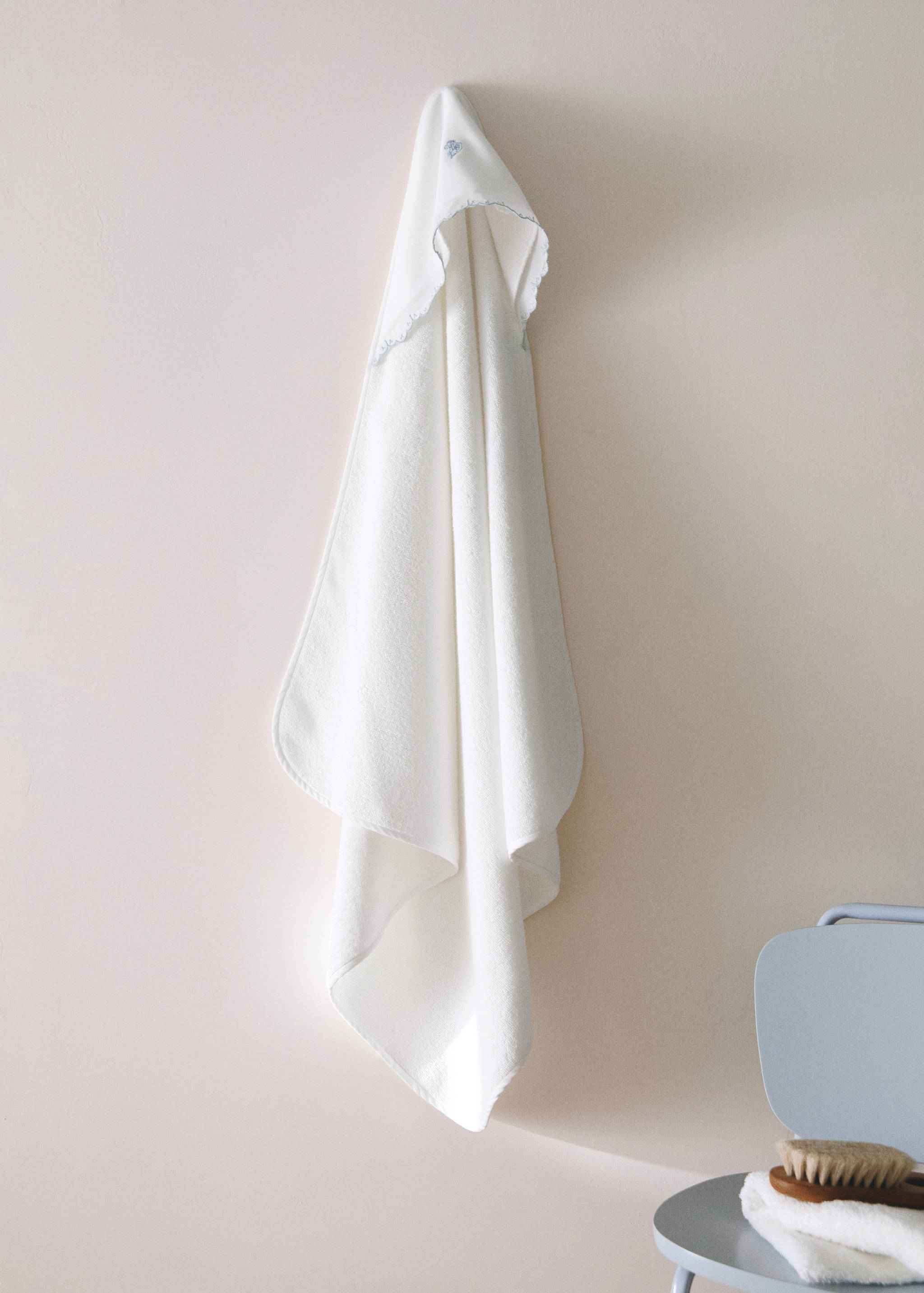 Capa infantil cotó caputxa brodada - Pla general