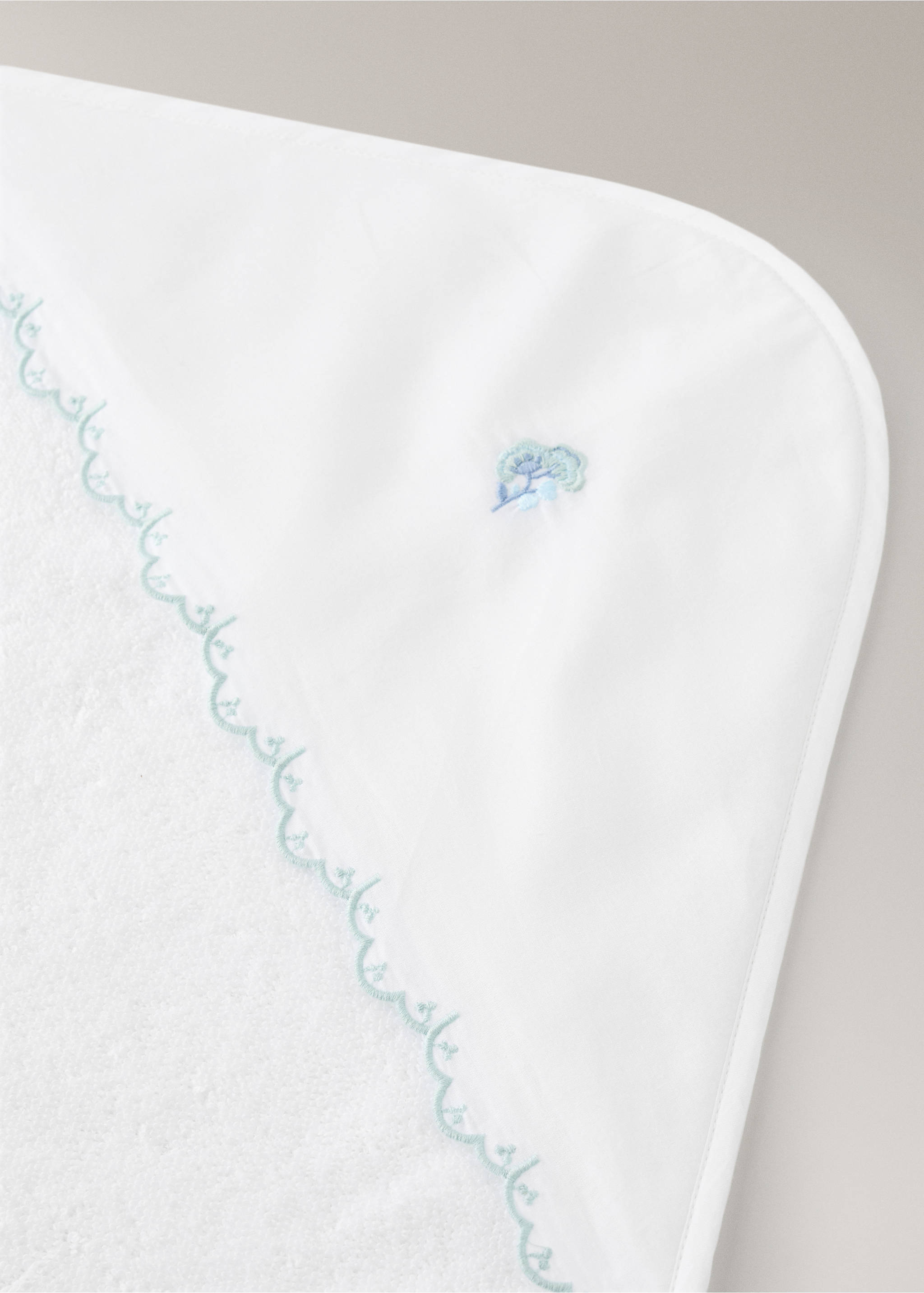 Capa de criança de algodão com capuz bordado - Pormenor do artigo 2, Branco. Ref: 27072929-00.