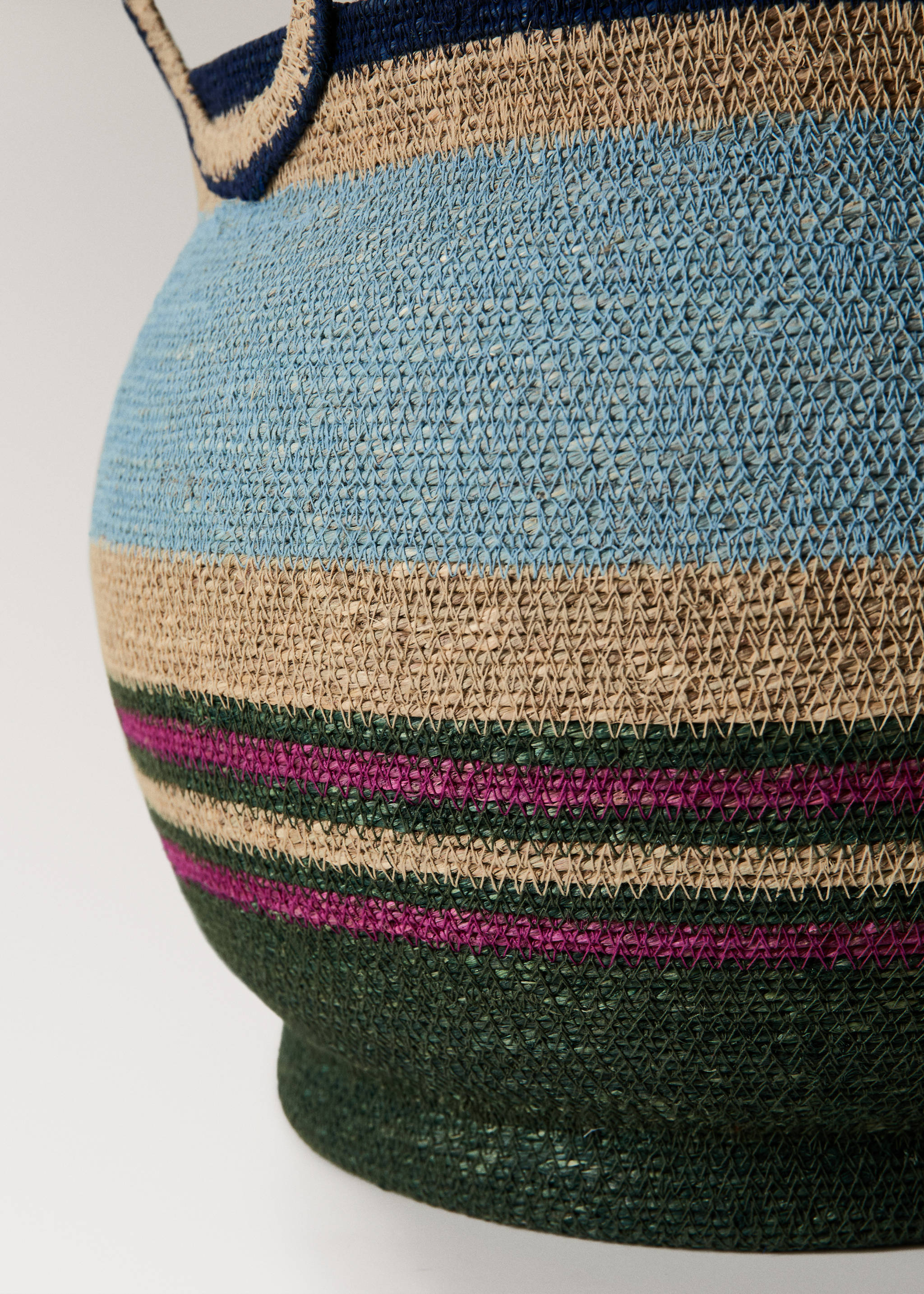 Large round basket with large striped handles - Details of the article 2