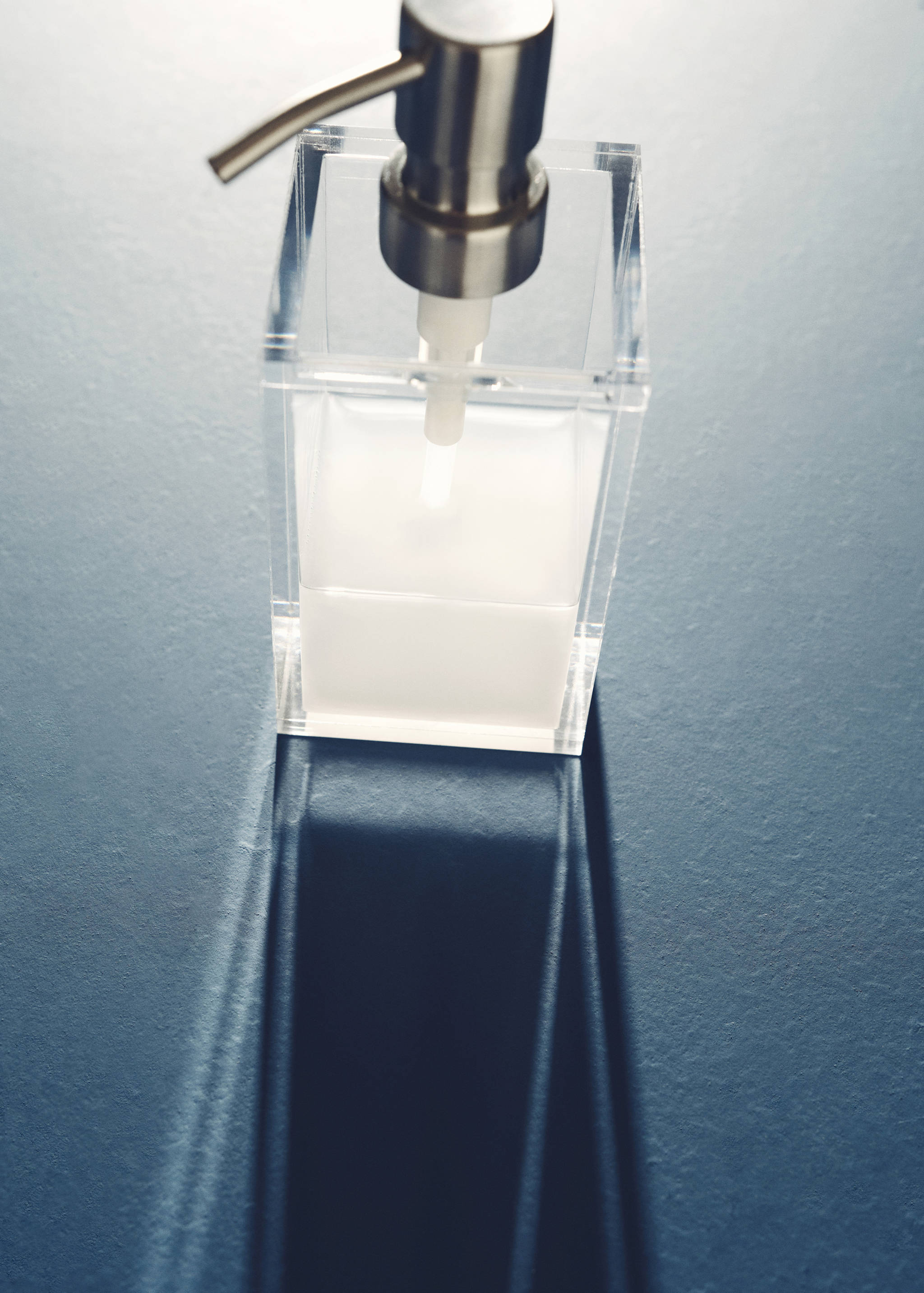 Acrylic soap dispenser - Details of the article 5