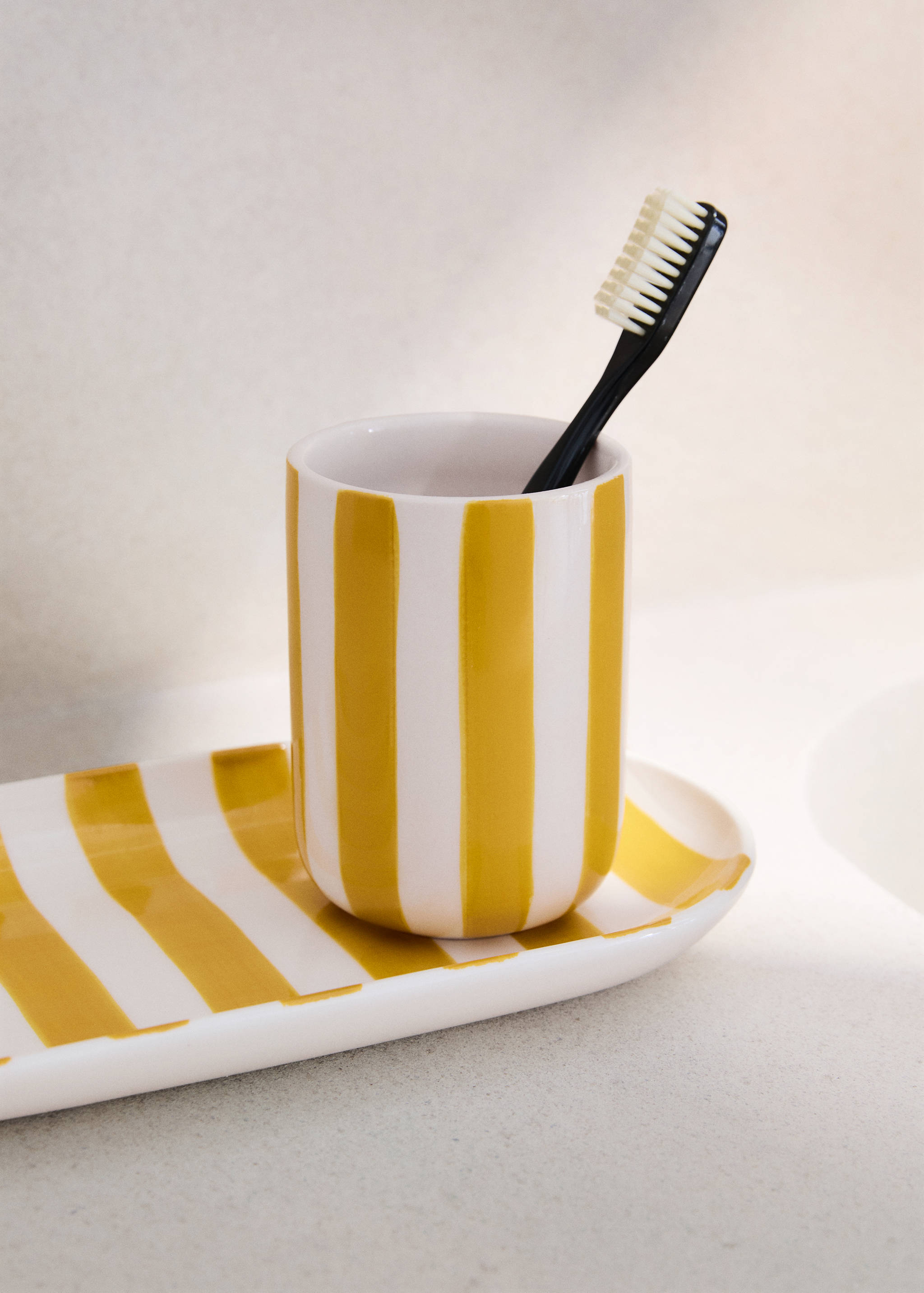Ceramic toothbrush cup with painted stripes - General plane