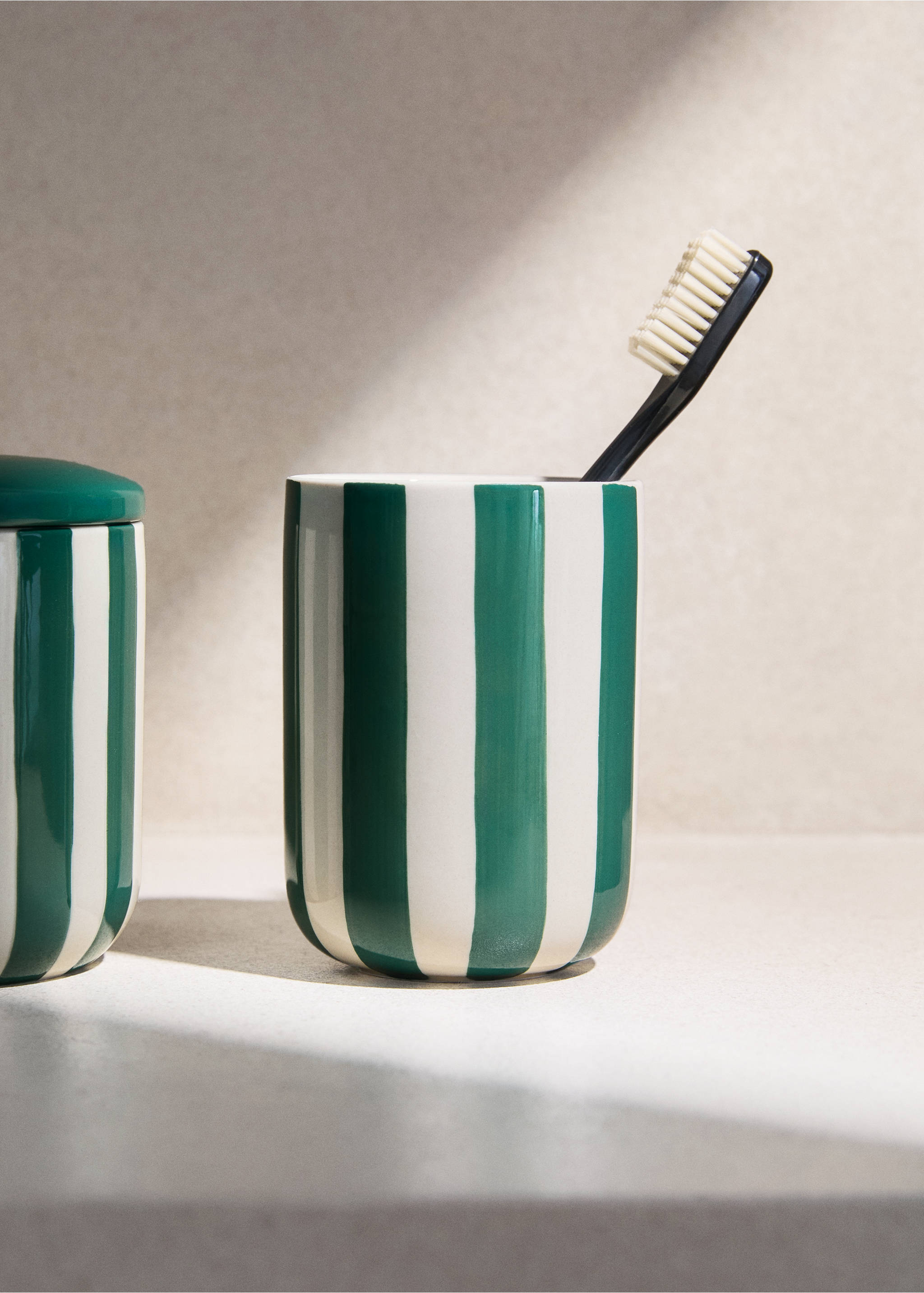 Ceramic toothbrush cup with painted stripes - General plane, Dark Green. Ref: 27073281-00.
