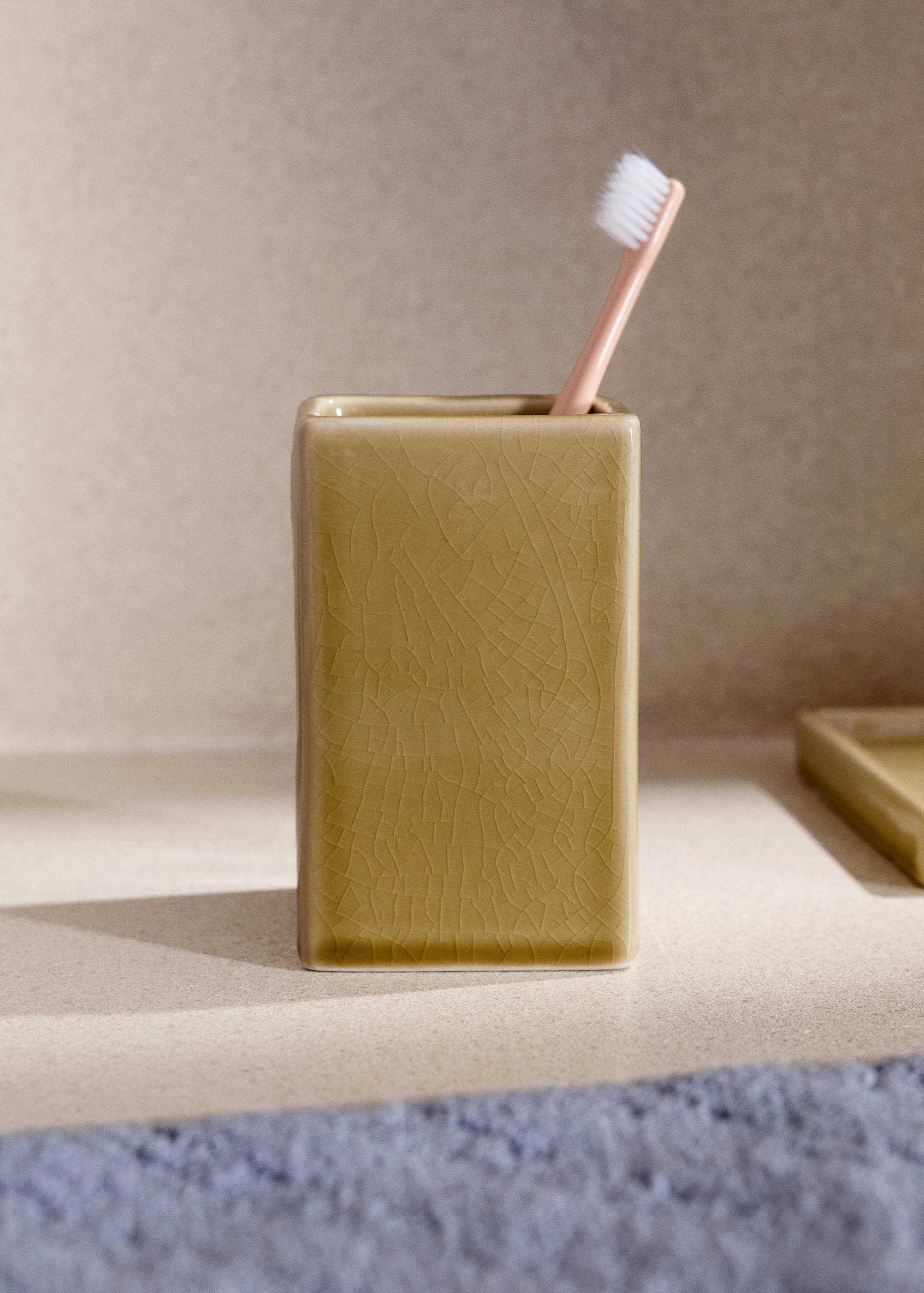 Crackled ceramic toothbrush tumbler - General plane