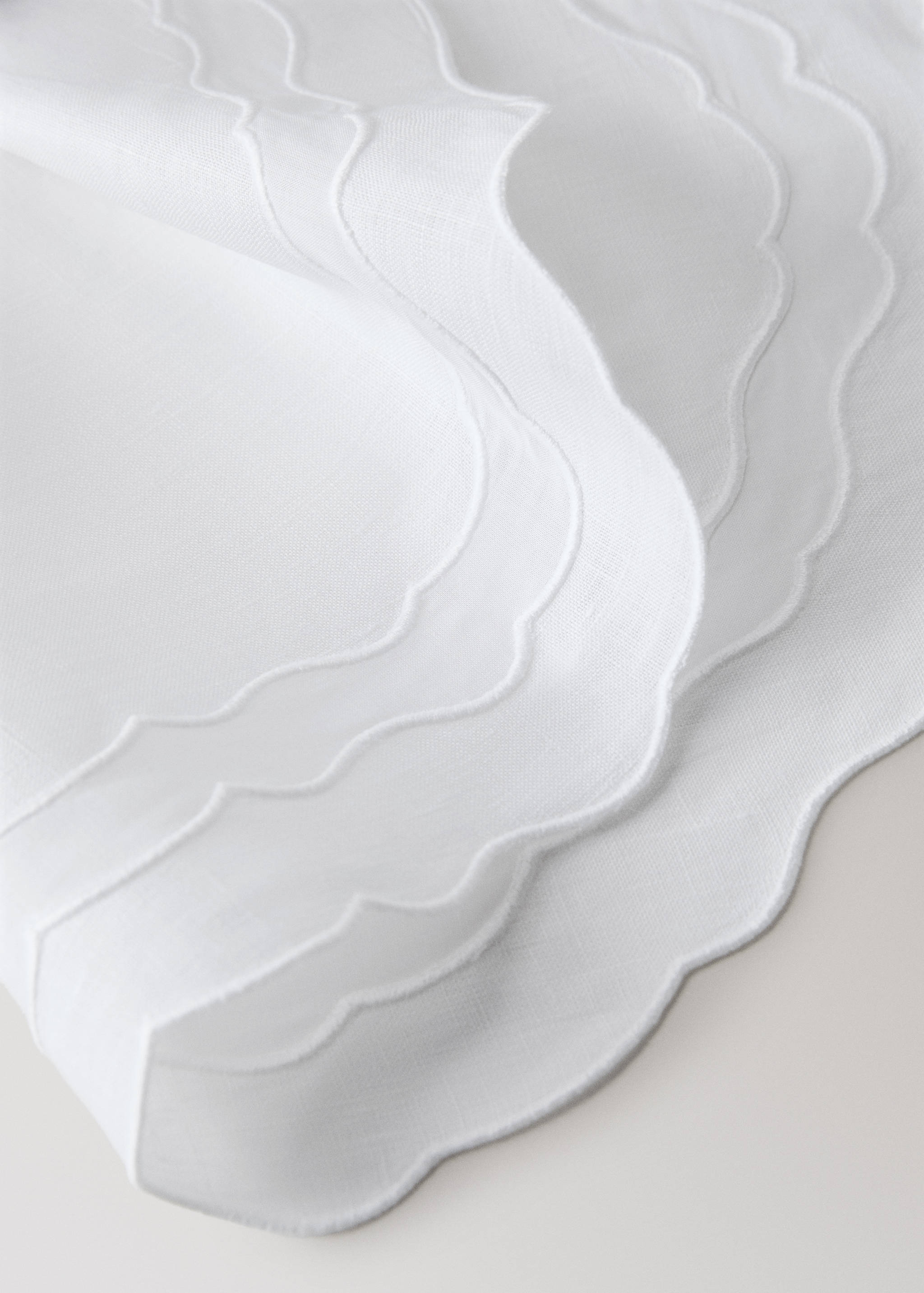 Embroidered cotton-linen placemat - Details of the article 2