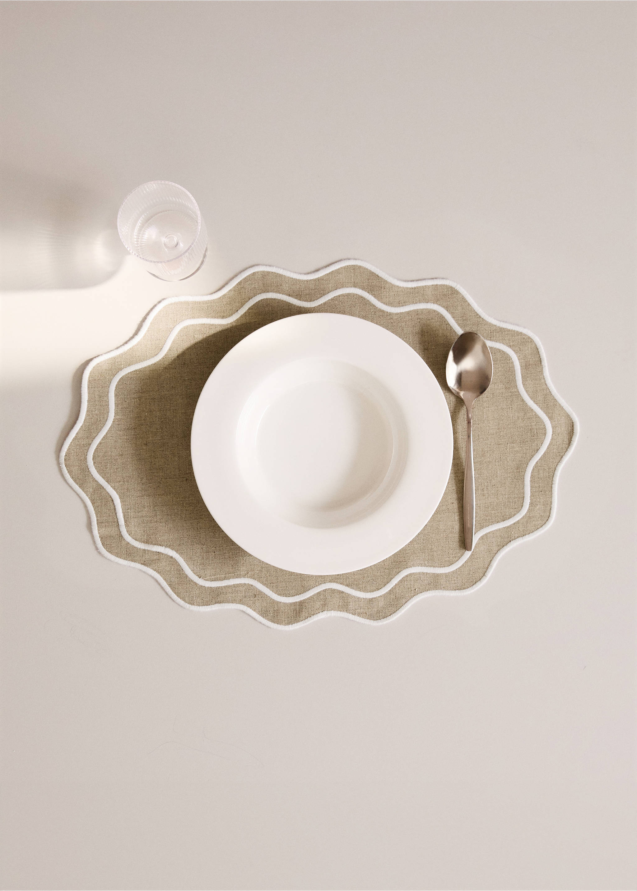 Individual de linho com tecido resinado às ondas - Plano geral, Castanho-claro. Ref: 27073288-00.