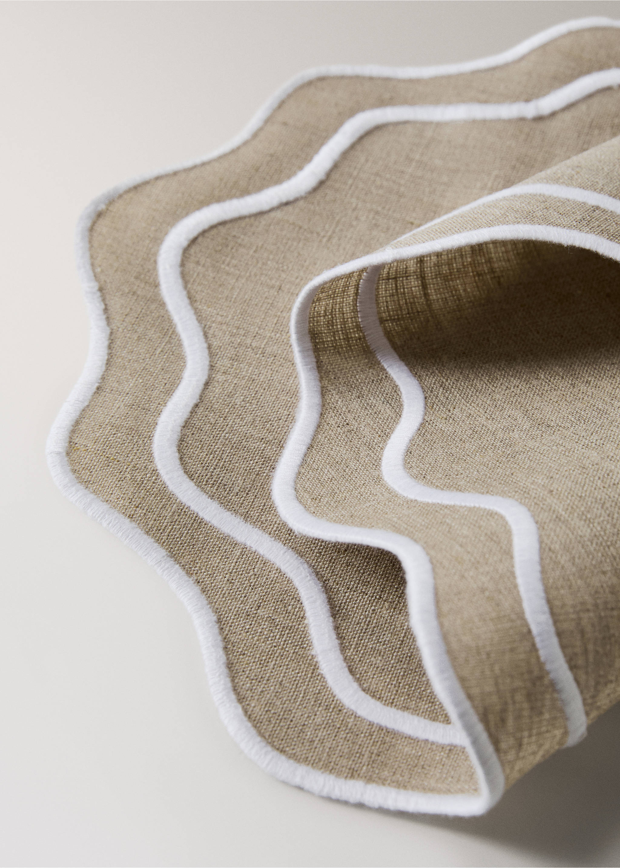 Individual de linho com tecido resinado às ondas - Pormenor do artigo 1, Castanho-claro. Ref: 27073288-00.