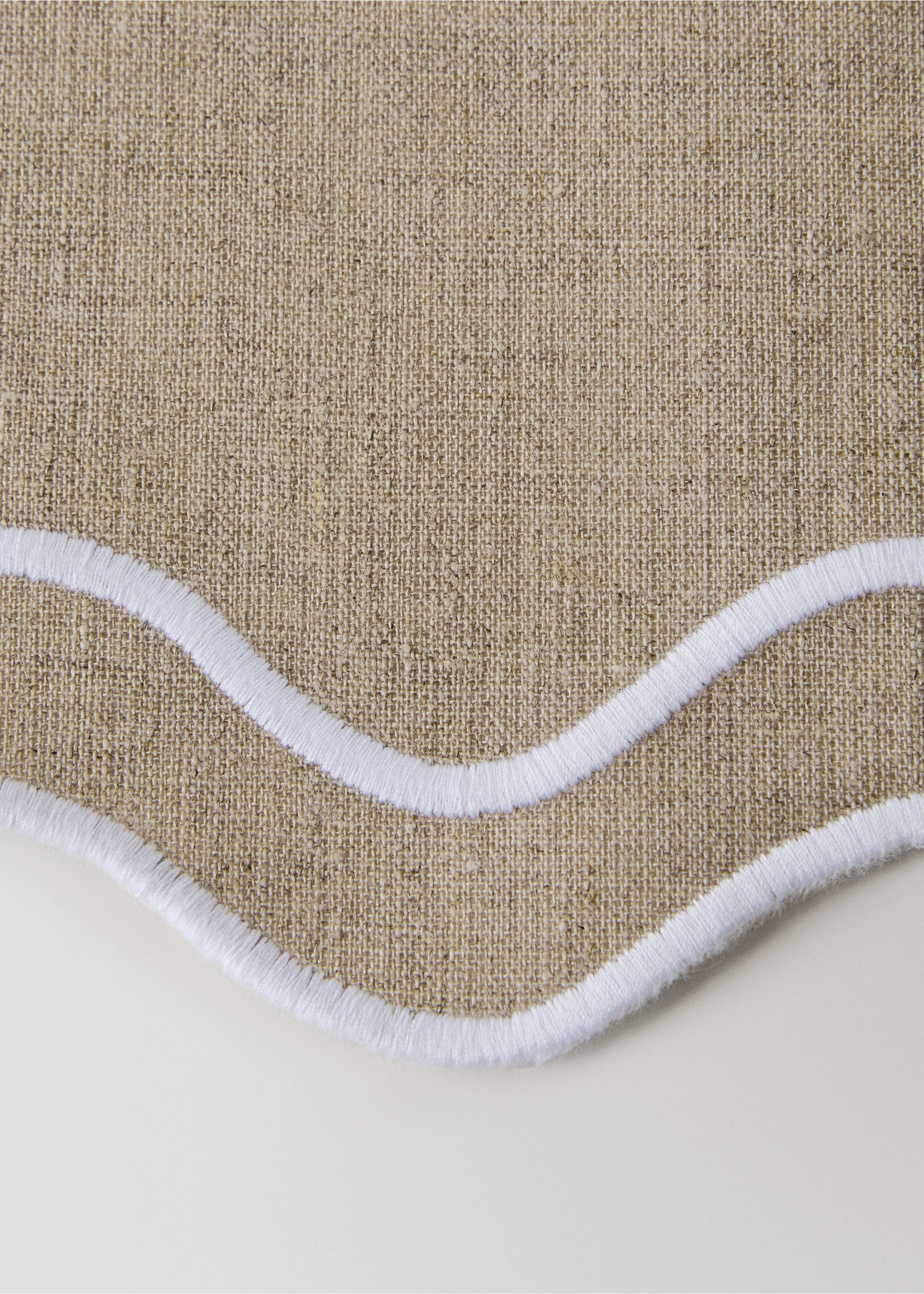 Individual de linho com tecido resinado às ondas - Pormenor do artigo 2, Castanho-claro. Ref: 27073288-00.